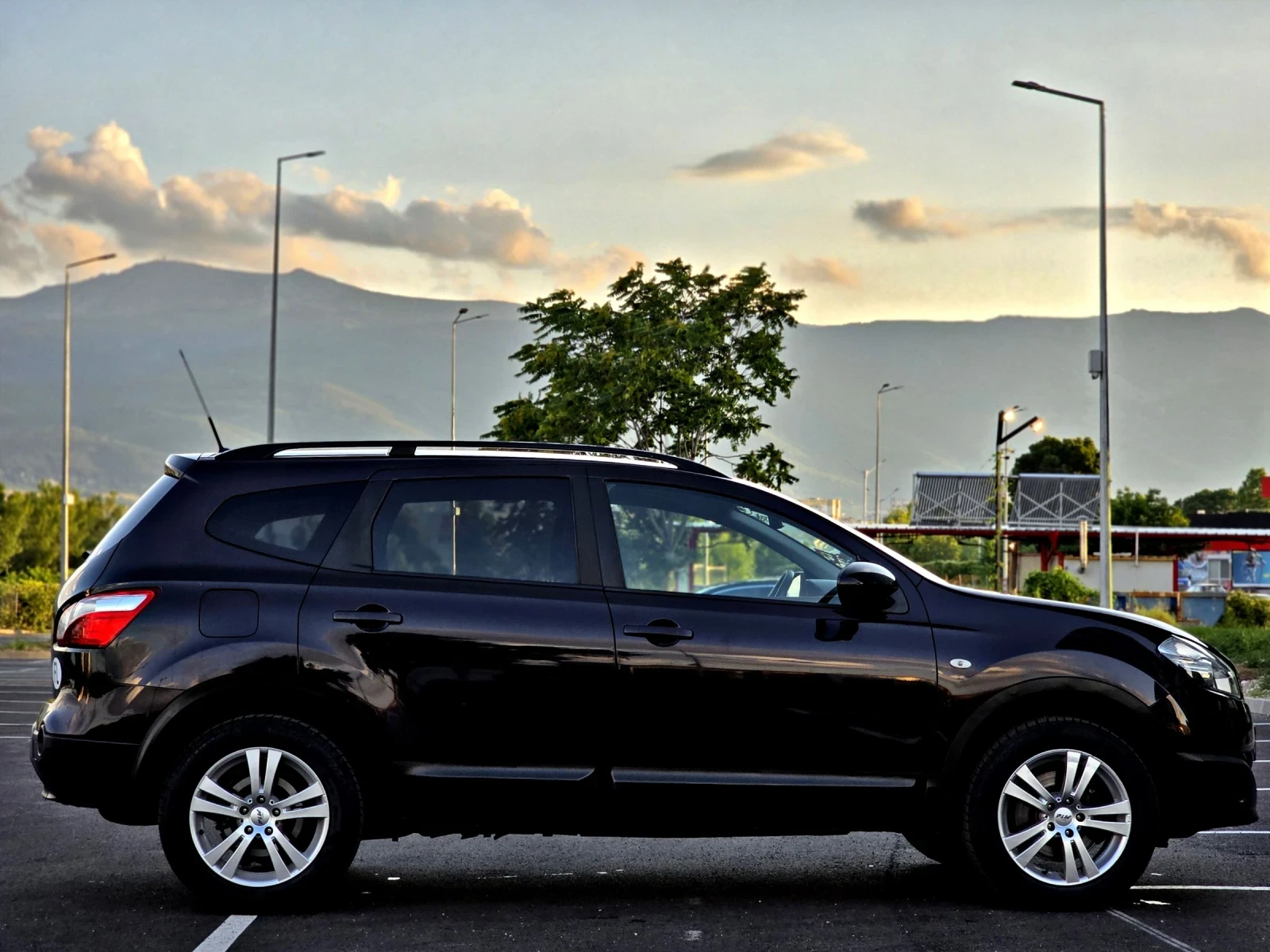Nissan Qashqai 2.0i 4x4 6 скорости 6+ 1 /Панорама /360  камери , снимка 7 - Автомобили и джипове - 55193240