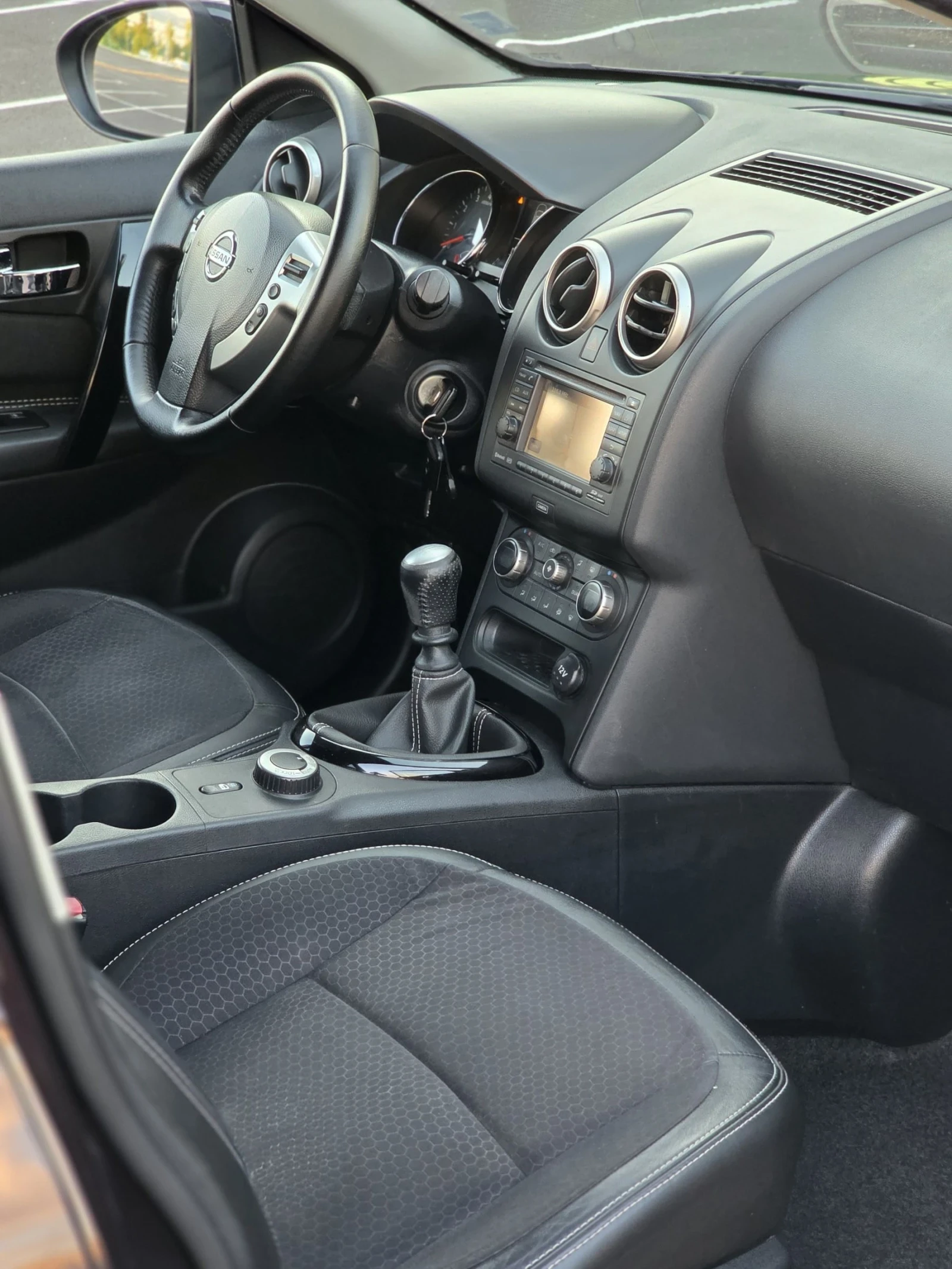 Nissan Qashqai 2.0i 4x4 6 скорости 6+ 1 /Панорама /360  камери , снимка 9 - Автомобили и джипове - 55193240