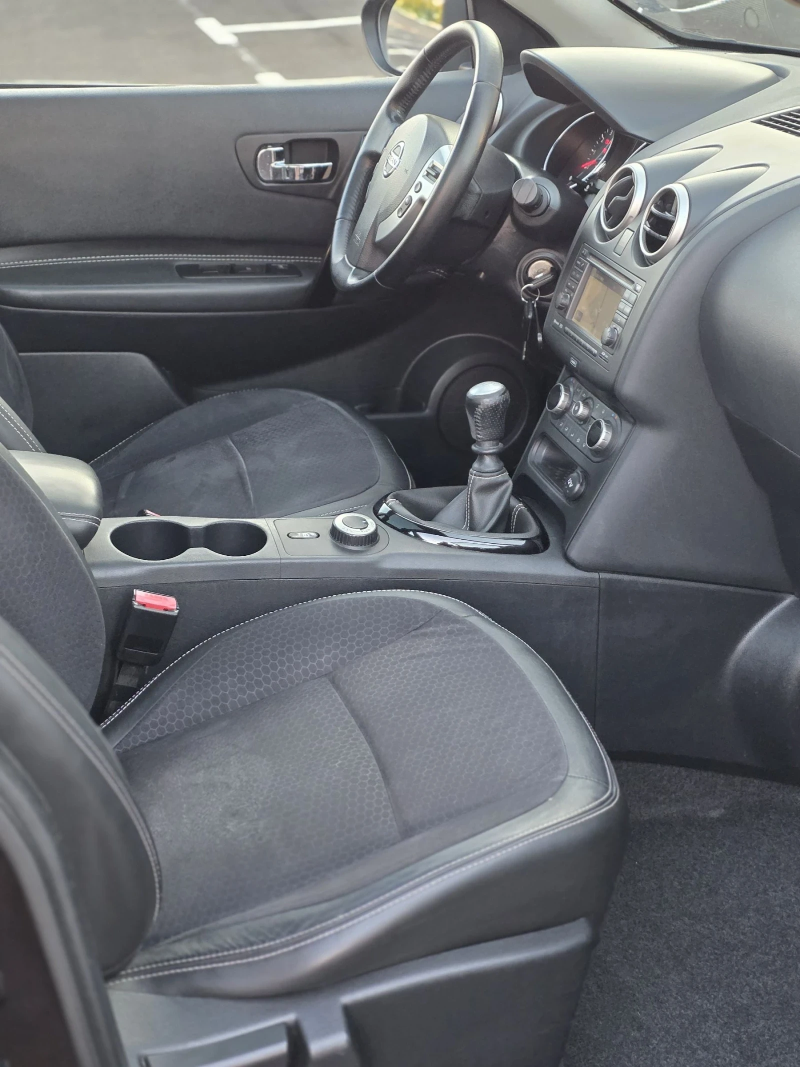 Nissan Qashqai 2.0i 4x4 6 скорости 6+ 1 /Панорама /360  камери , снимка 13 - Автомобили и джипове - 55193240