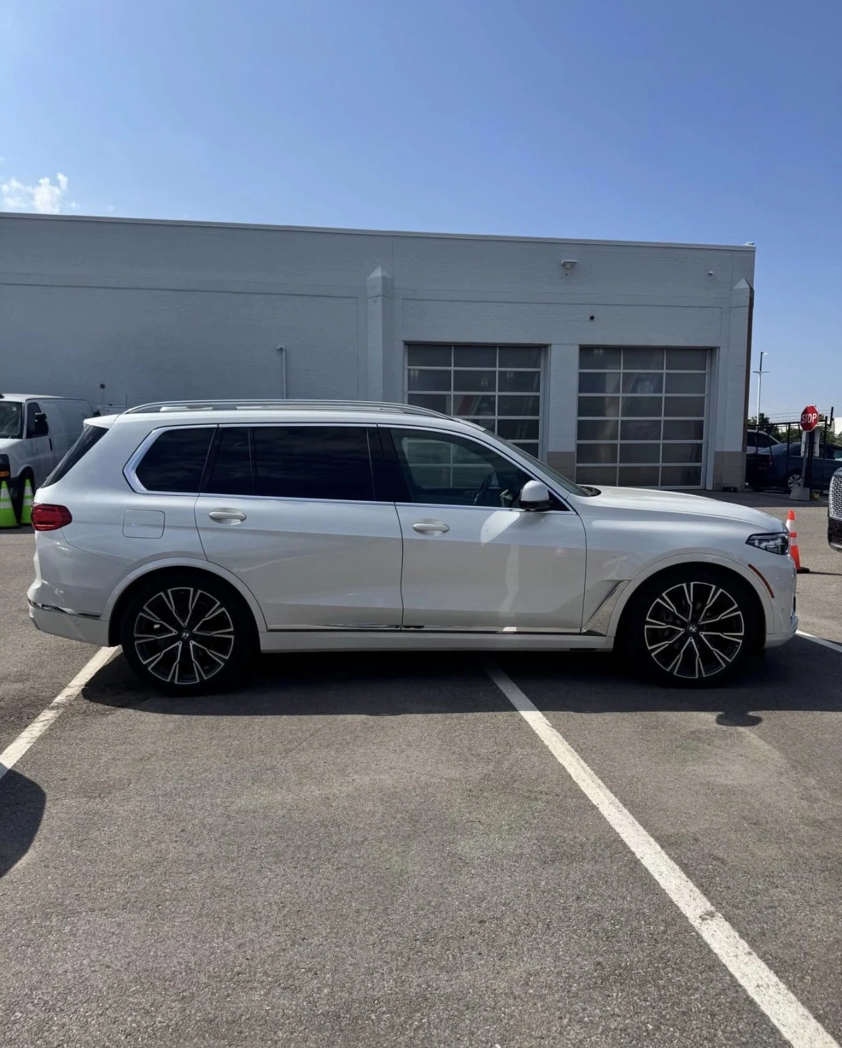 BMW X7 40I * INDIVIDUAL * 360 * БЯЛ САЛОН * 2+ 3+ 2 * , снимка 4 - Автомобили и джипове - 55442188