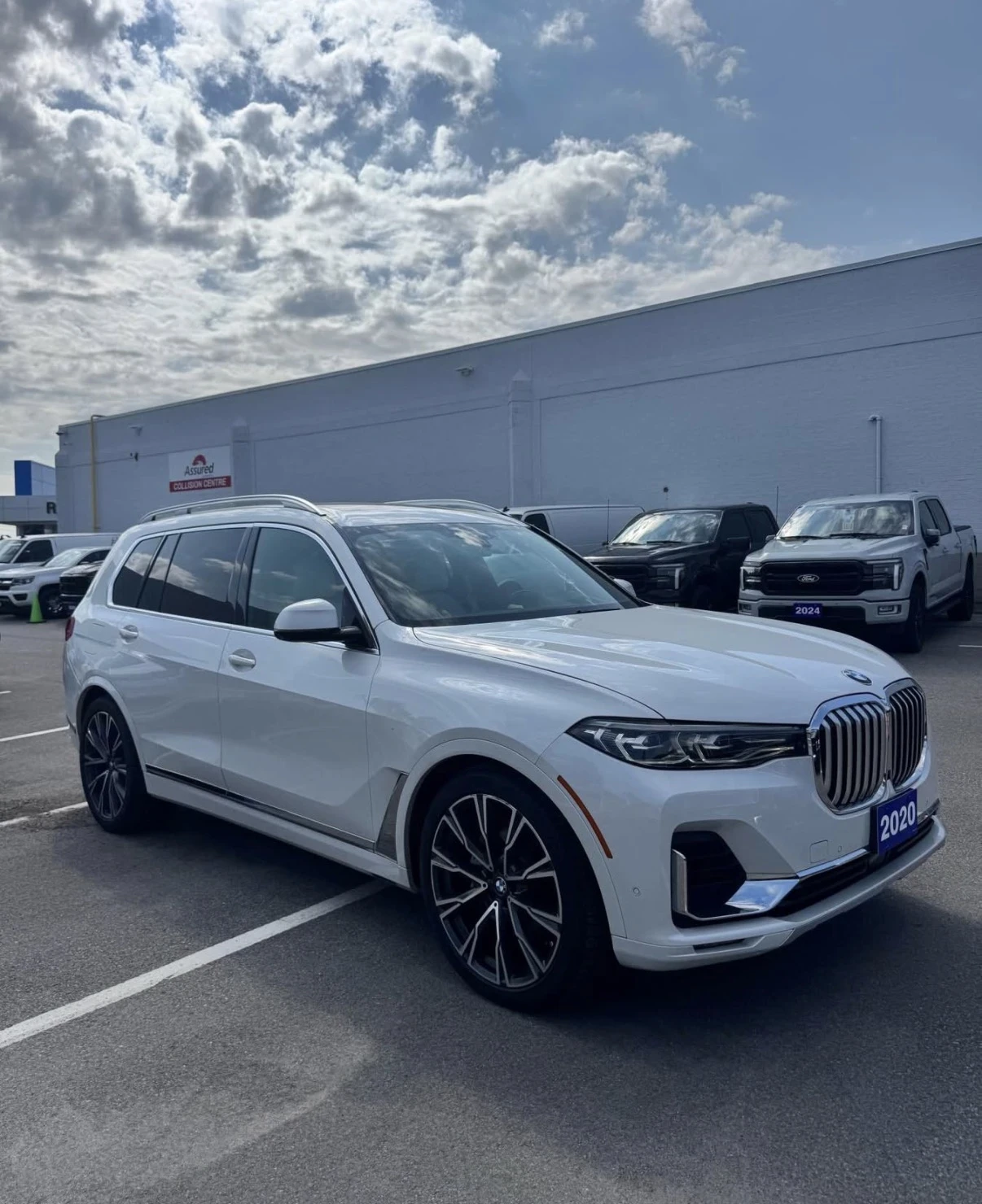 BMW X7 40I * INDIVIDUAL * 360 * БЯЛ САЛОН * 2+ 3+ 2 * , снимка 3 - Автомобили и джипове - 55442188