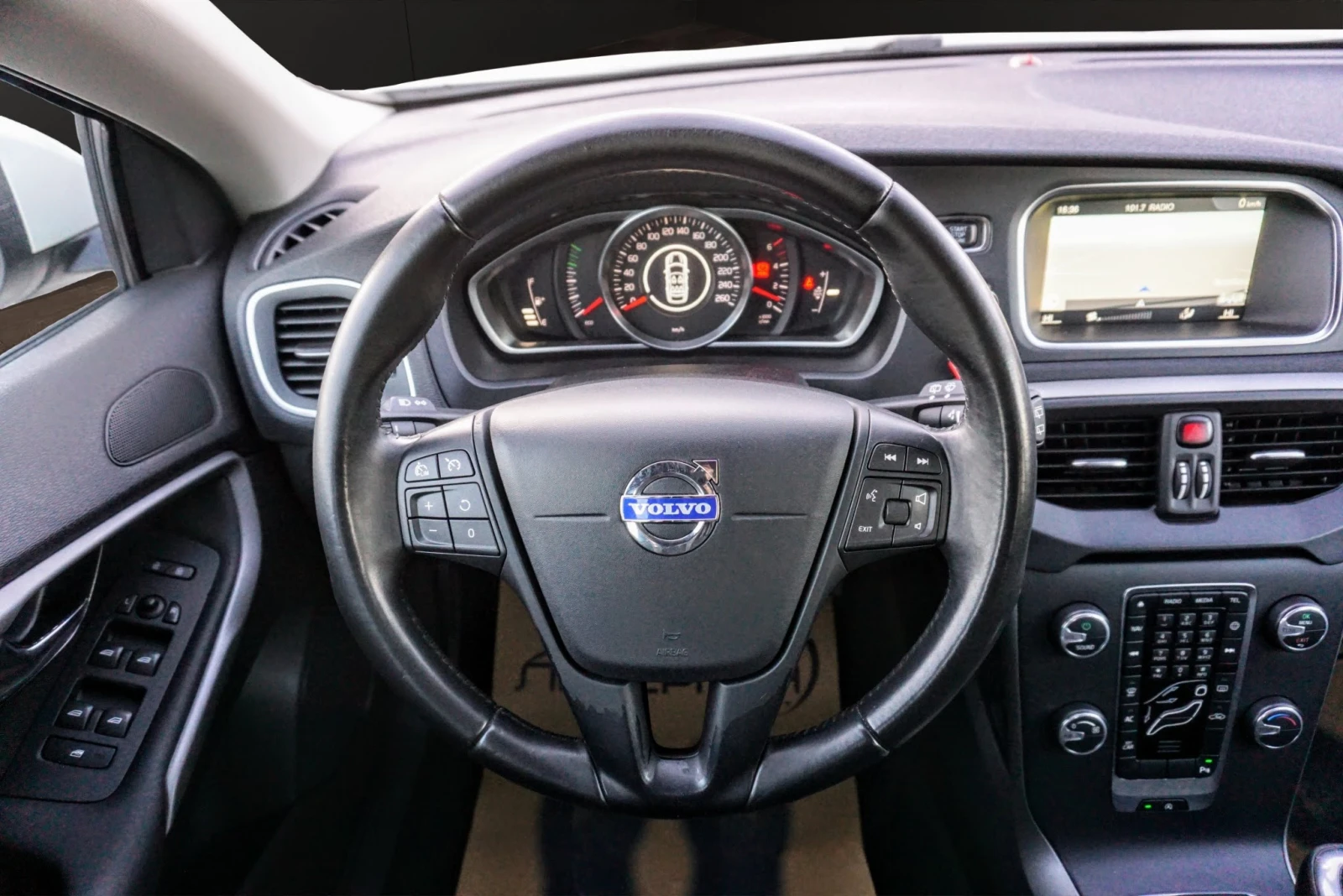 Volvo V40 1.6 d2 KINETIC - изображение 10