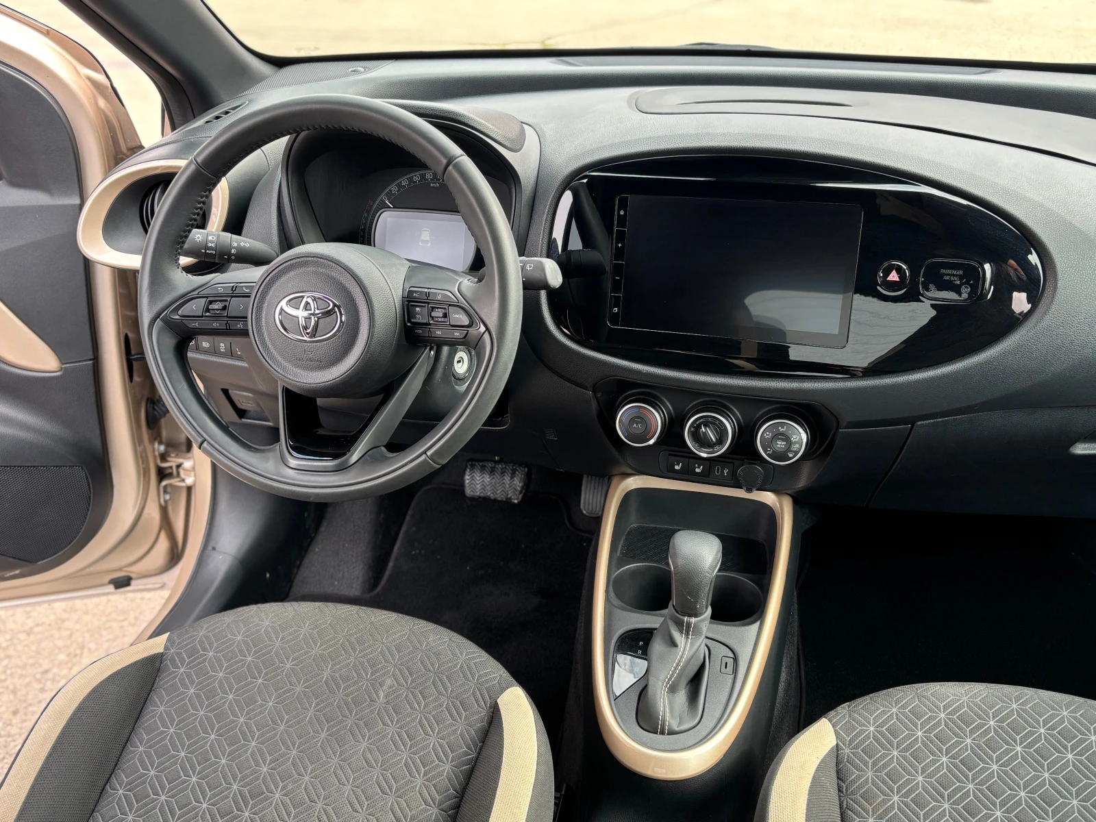 Toyota Aygo X Автоматик, снимка 12 - Автомобили и джипове - 53721138