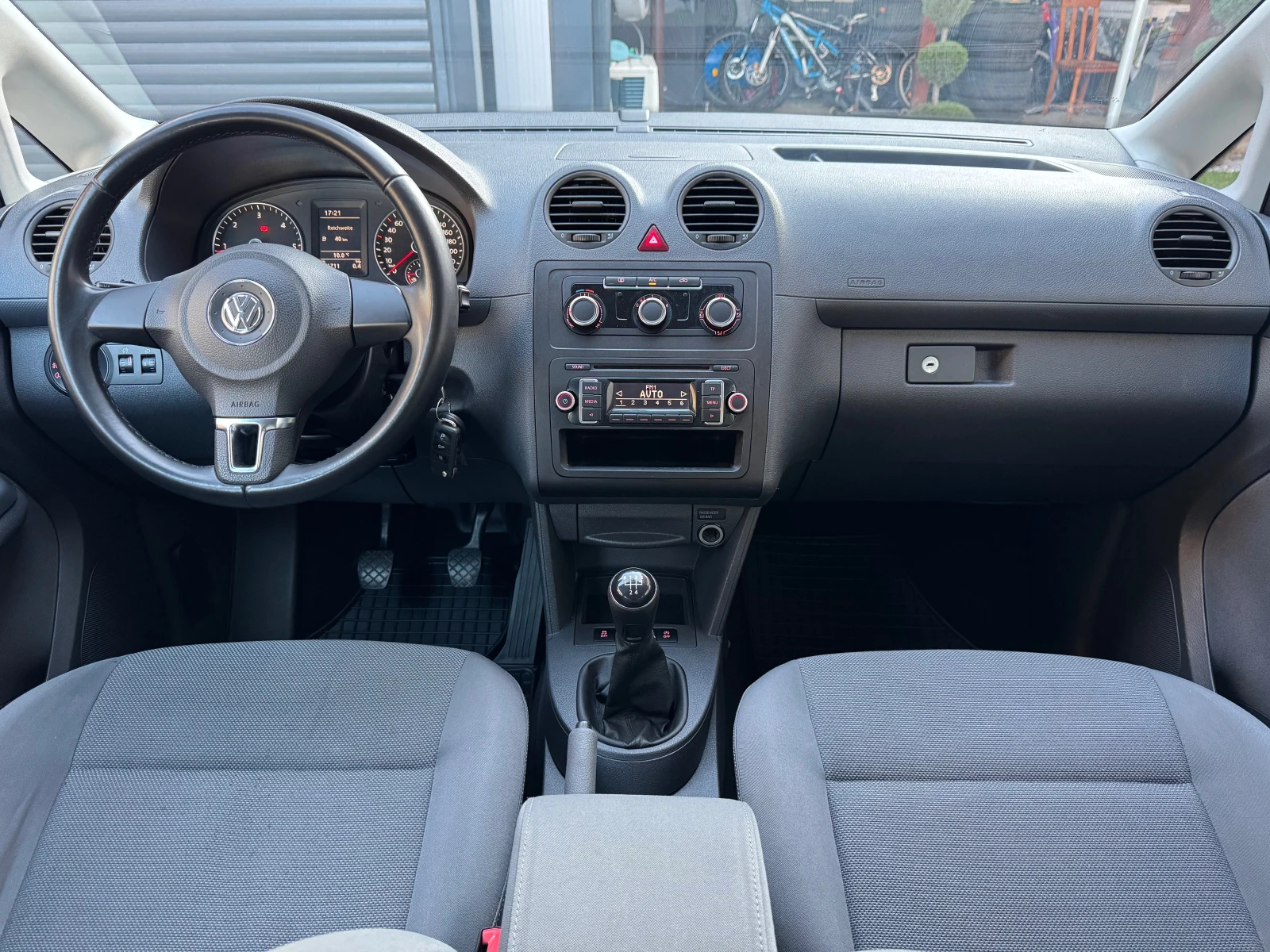 VW Caddy 1.6TDi, снимка 9 - Автомобили и джипове - 53815434