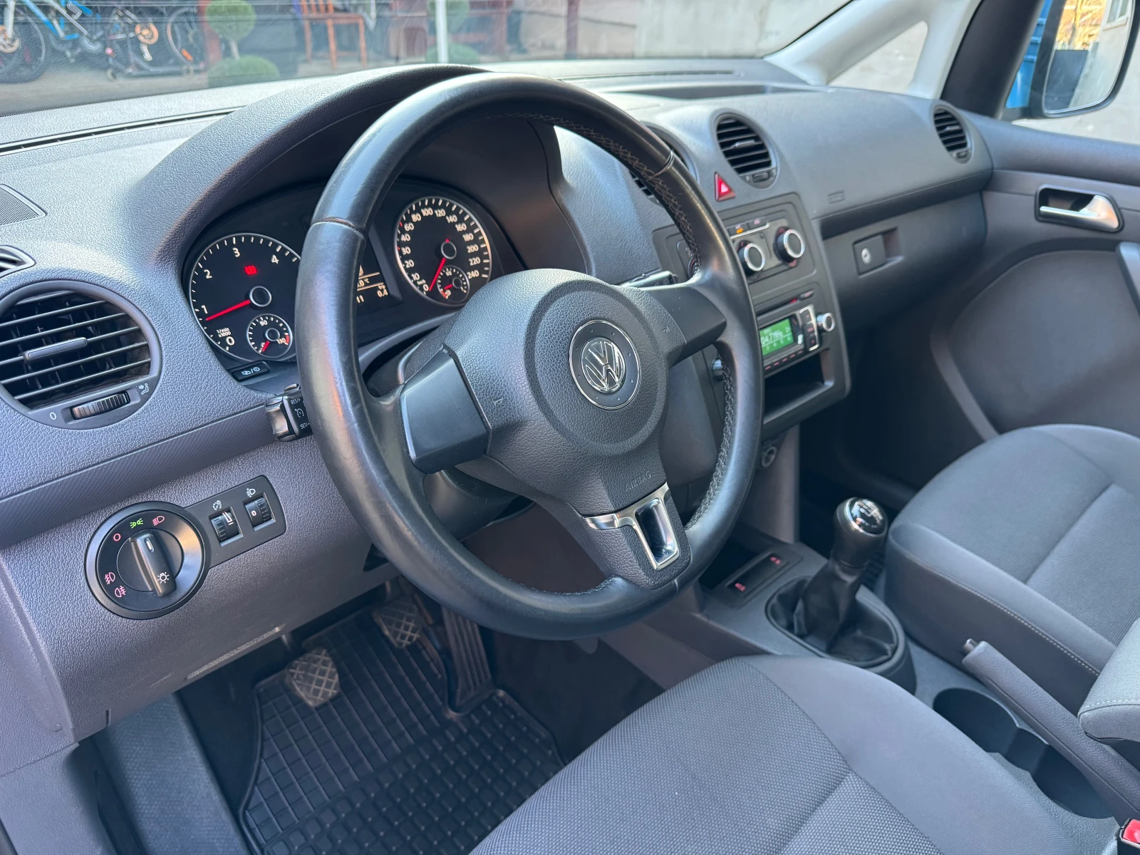 VW Caddy 1.6TDi, снимка 12 - Автомобили и джипове - 53815434
