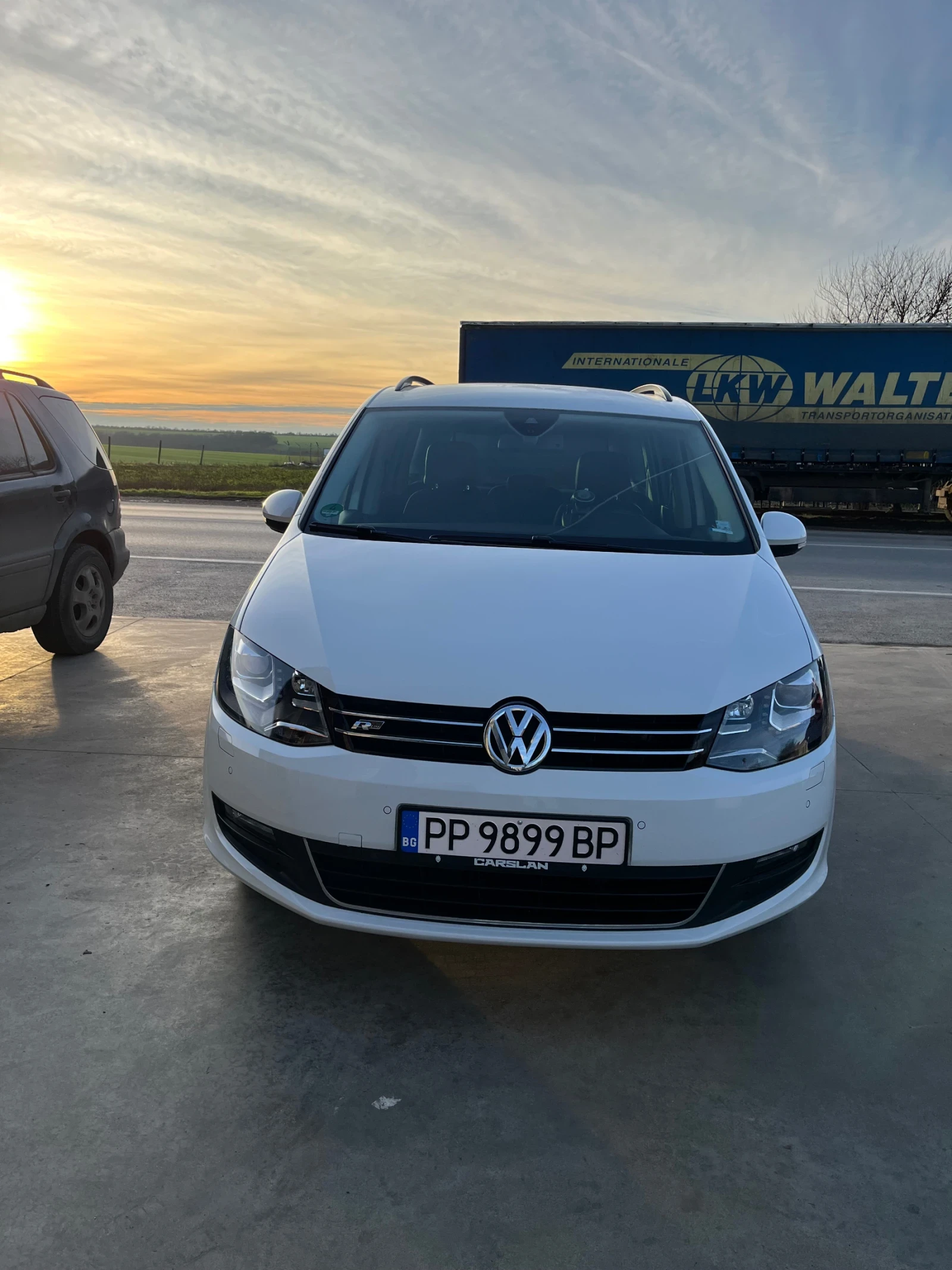 VW Sharan УНИКАЛНА (ПЕРФЕКТНА), снимка 2 - Автомобили и джипове - 54068429