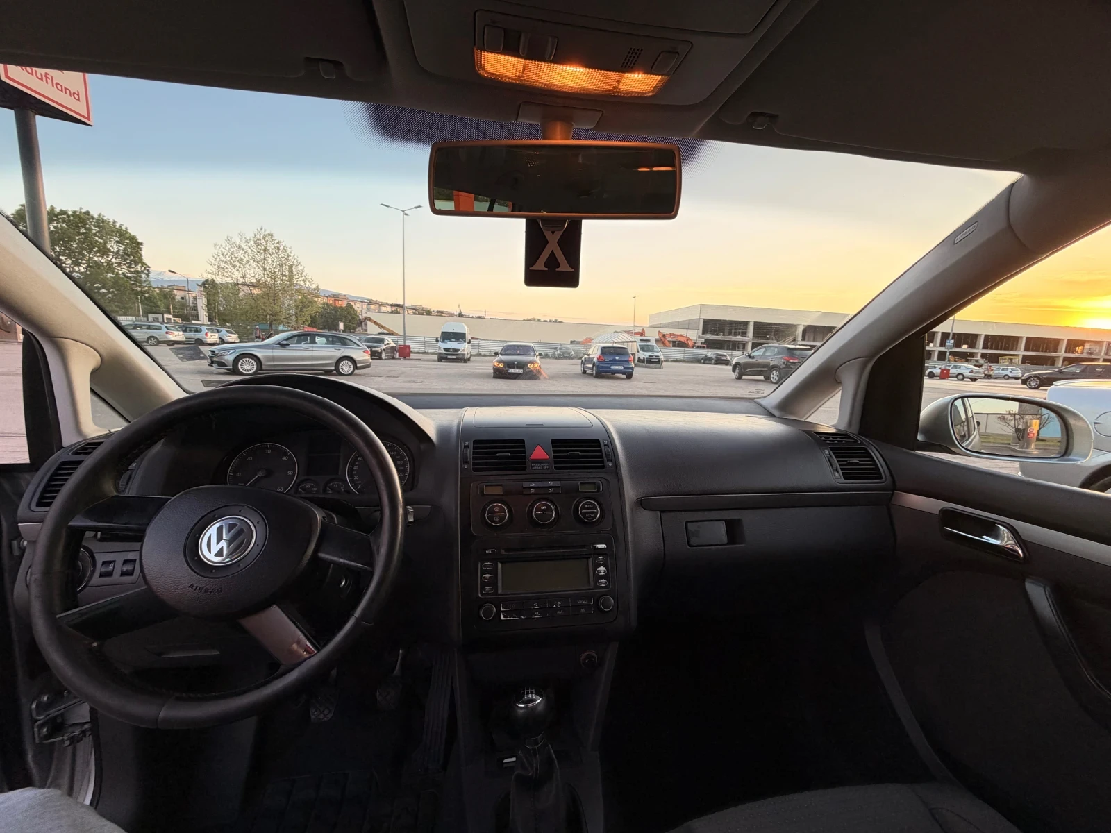 VW Touran, снимка 16 - Автомобили и джипове - 54431429