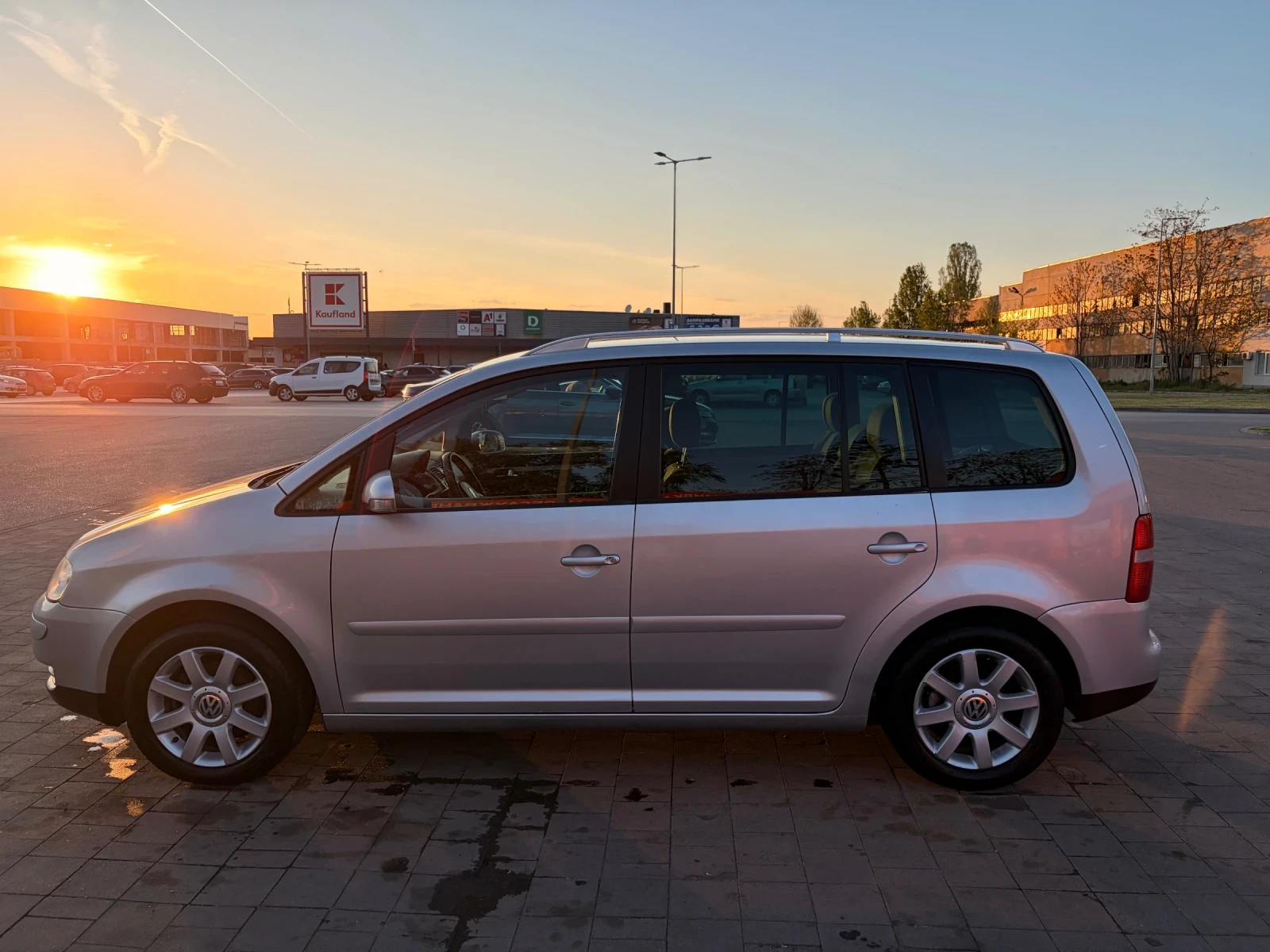VW Touran, снимка 3 - Автомобили и джипове - 54431429