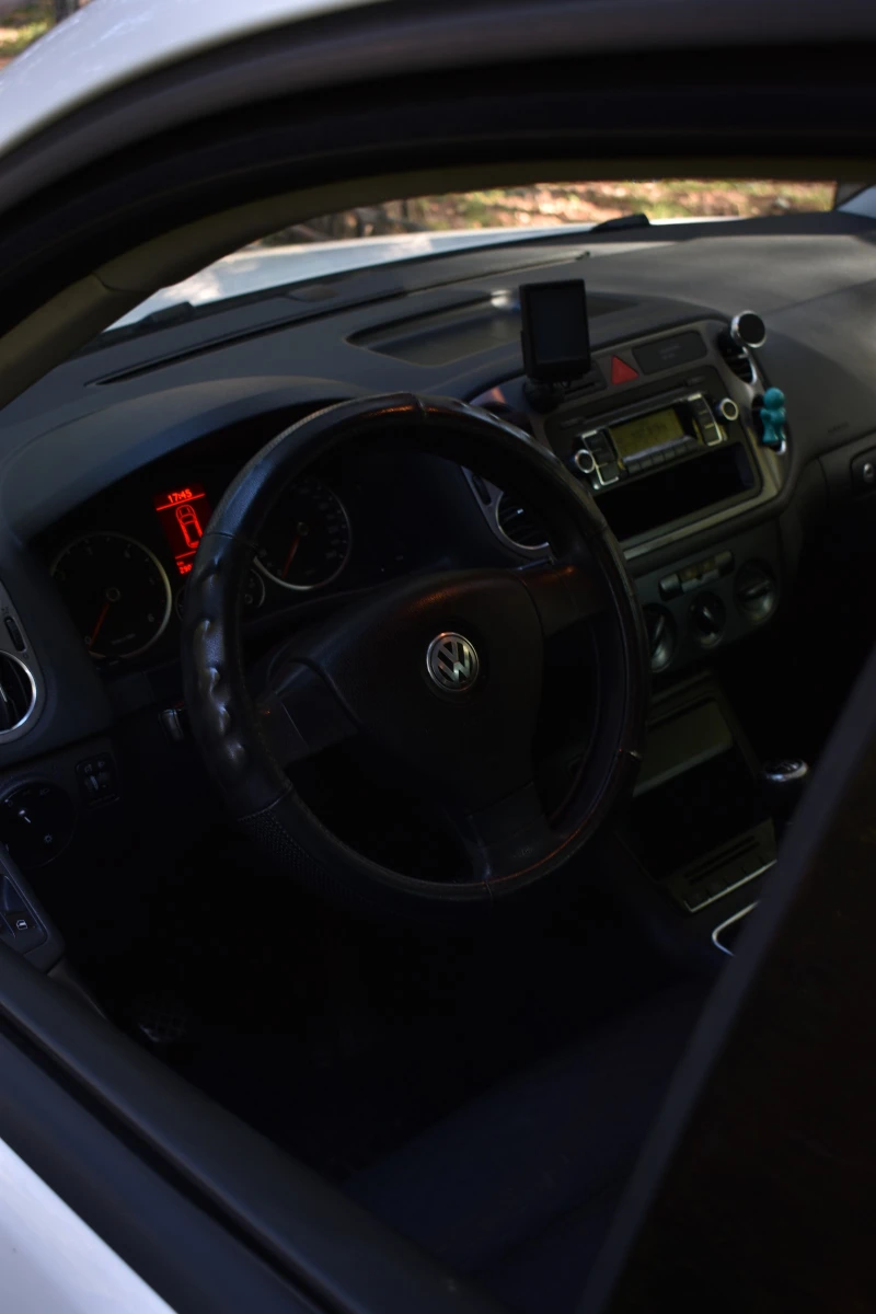 VW Tiguan 4x4, снимка 10 - Автомобили и джипове - 52700285