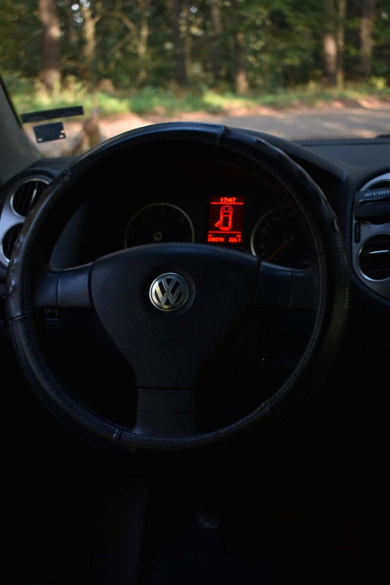 VW Tiguan 4x4, снимка 11 - Автомобили и джипове - 52700285