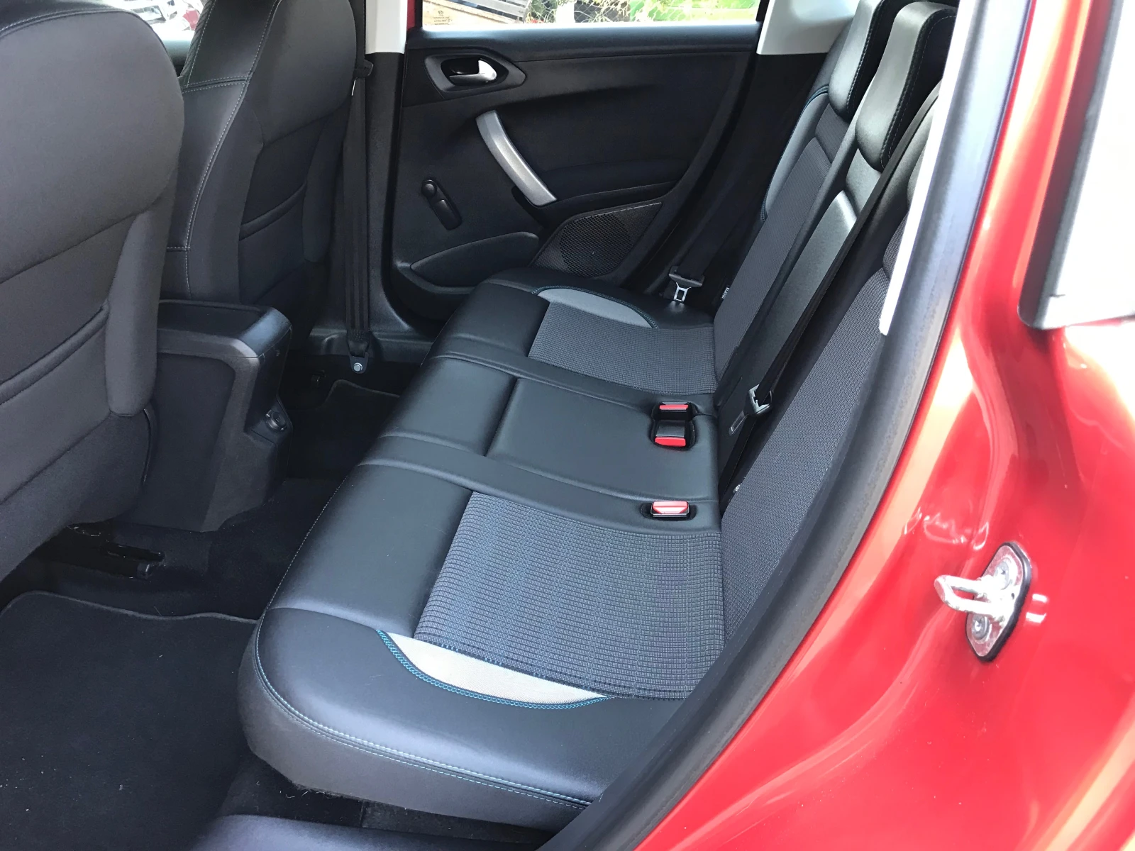 Peugeot 2008 1.2i URBAN CROSS, снимка 13 - Автомобили и джипове - 52668913