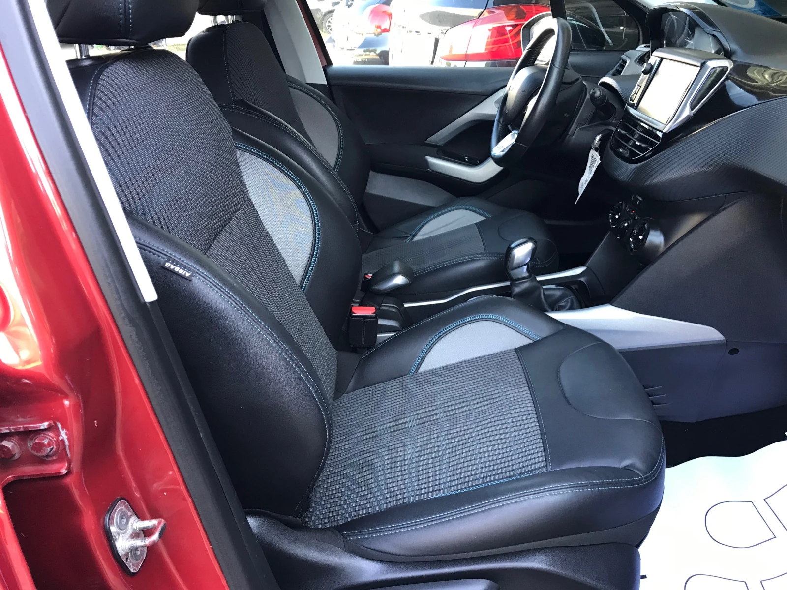 Peugeot 2008 1.2i URBAN CROSS, снимка 10 - Автомобили и джипове - 52668913