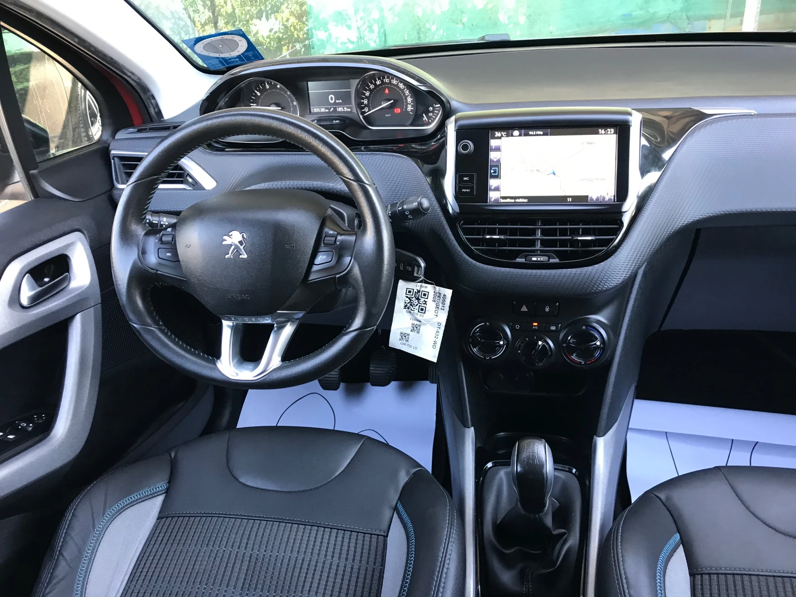 Peugeot 2008 1.2i URBAN CROSS, снимка 14 - Автомобили и джипове - 52668913