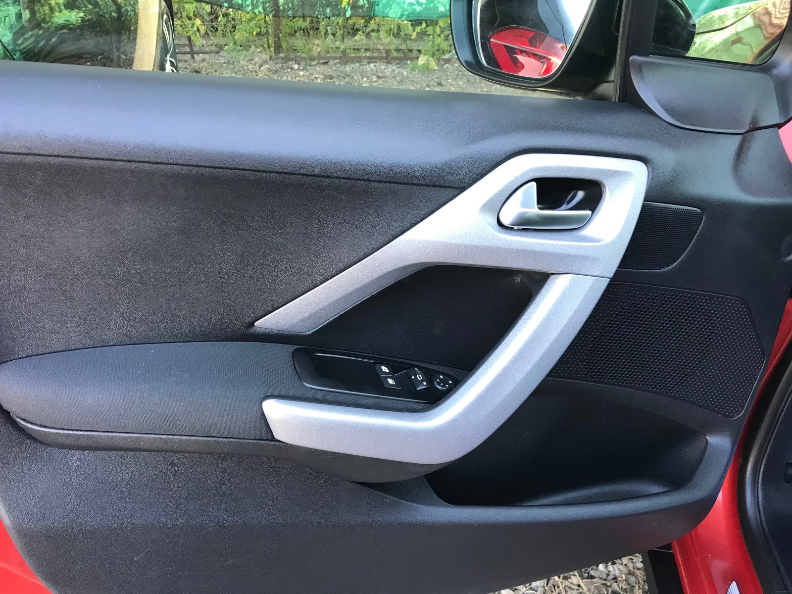 Peugeot 2008 1.2i URBAN CROSS, снимка 15 - Автомобили и джипове - 52668913