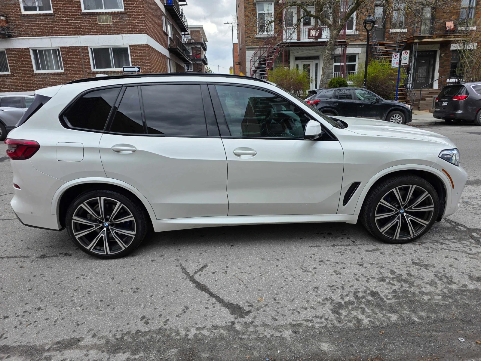 BMW X5 ДИСТРОНИК * ОБДУХВАНЕ * SKY LOUNGE * SWAROVSKI, снимка 3 - Автомобили и джипове - 54622811