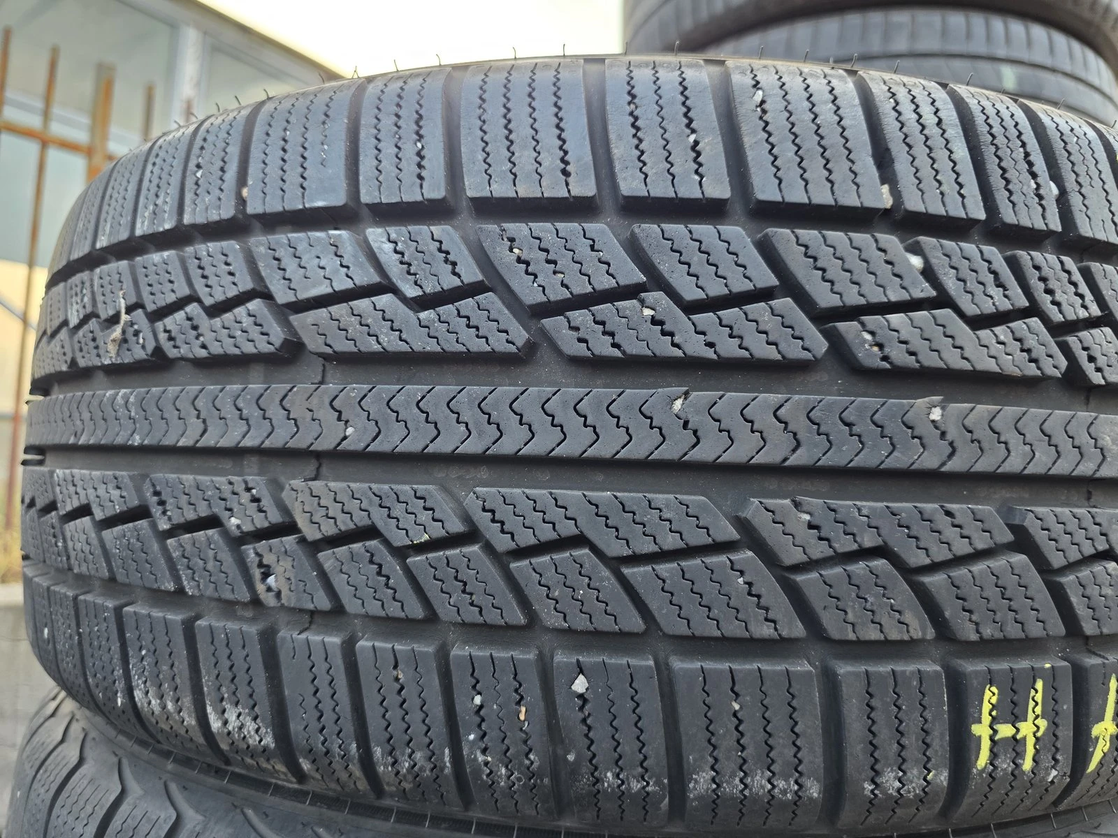 Гуми Зимни 215/40R18