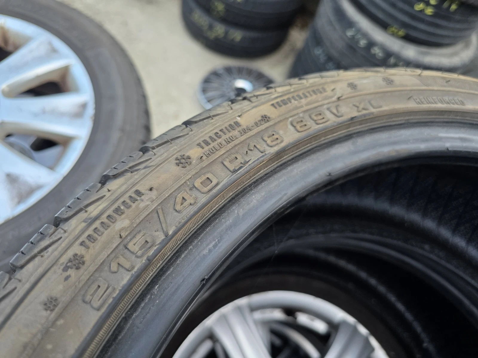 Гуми Зимни 215/40R18, снимка 6 - Гуми и джанти - 56732409