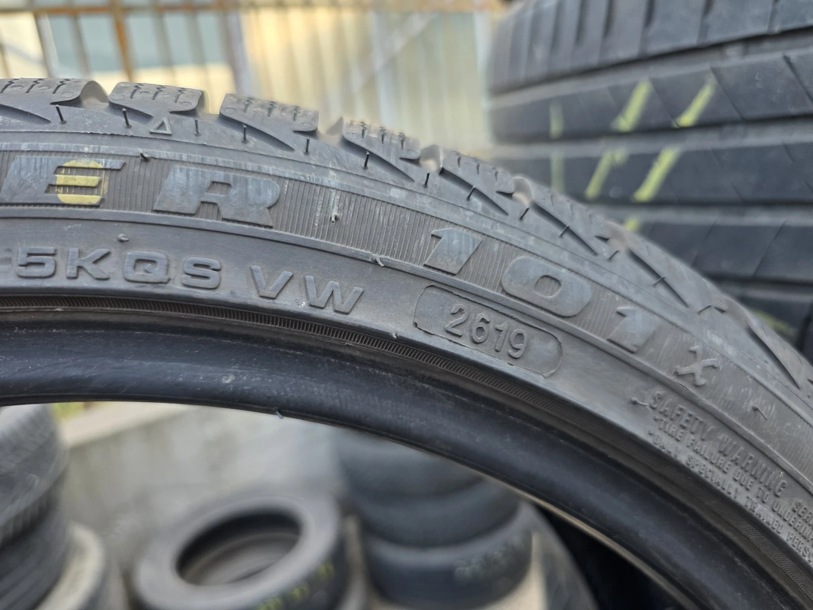 Гуми Зимни 215/40R18, снимка 10 - Гуми и джанти - 56732409