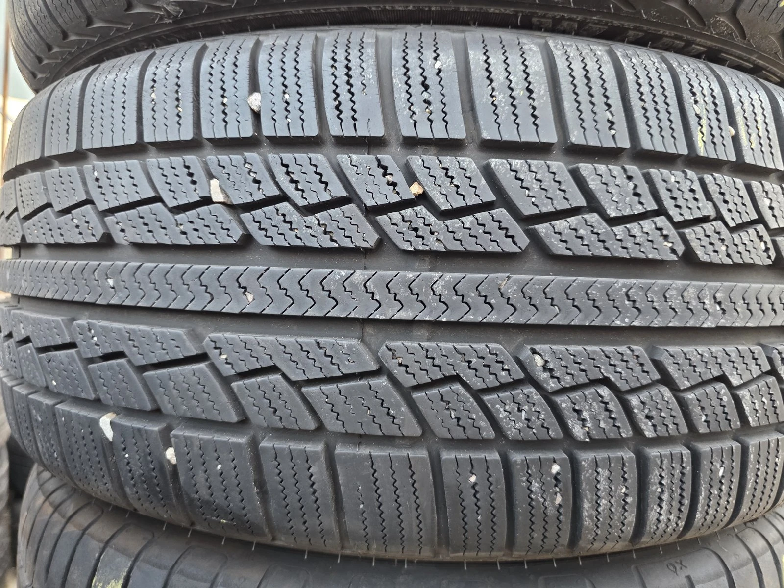 Гуми Зимни 215/40R18, снимка 2 - Гуми и джанти - 56732409