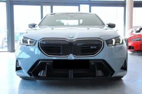 BMW M5 4.4 V8/PLUG-IN/NEW MODEL/CARBON/B&W/ICONIC GLOW/, снимка 2