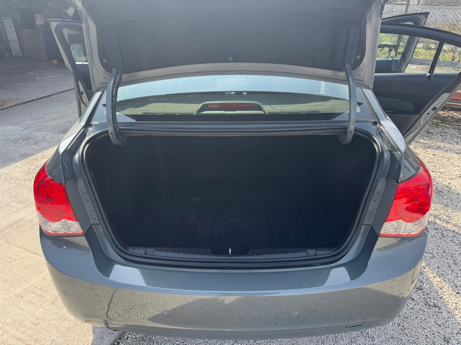 Chevrolet Cruze 1.6i-КАТО НОВ, снимка 14 - Автомобили и джипове - 53873681