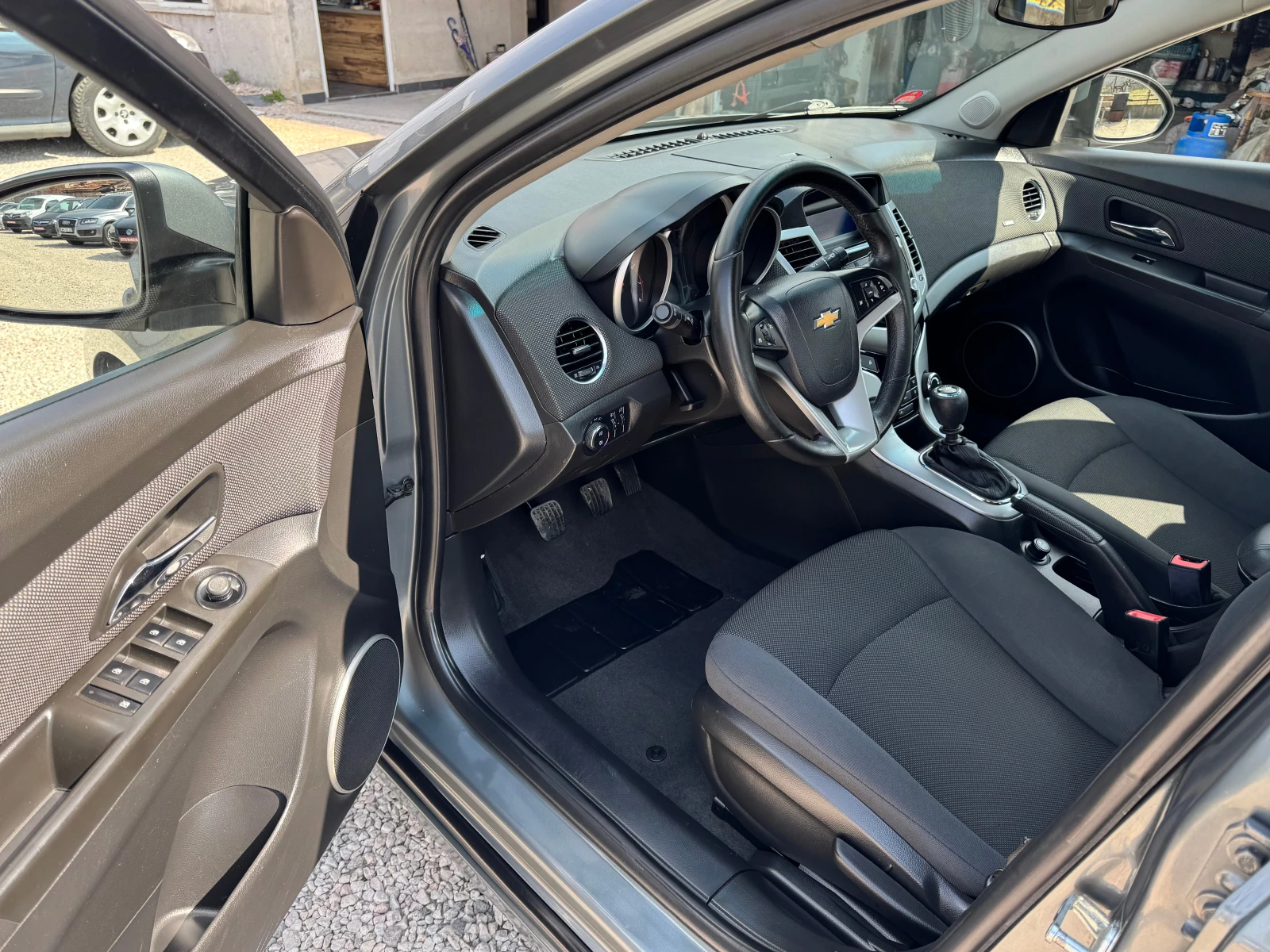 Chevrolet Cruze 1.6i-КАТО НОВ, снимка 8 - Автомобили и джипове - 53873681