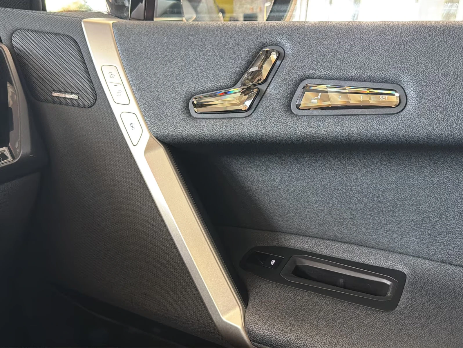 BMW iX xDRIVE-40/326HP/MSPORT/360/SOFT/LED/ACC/KLESS/277z, снимка 14 - Автомобили и джипове - 54121753