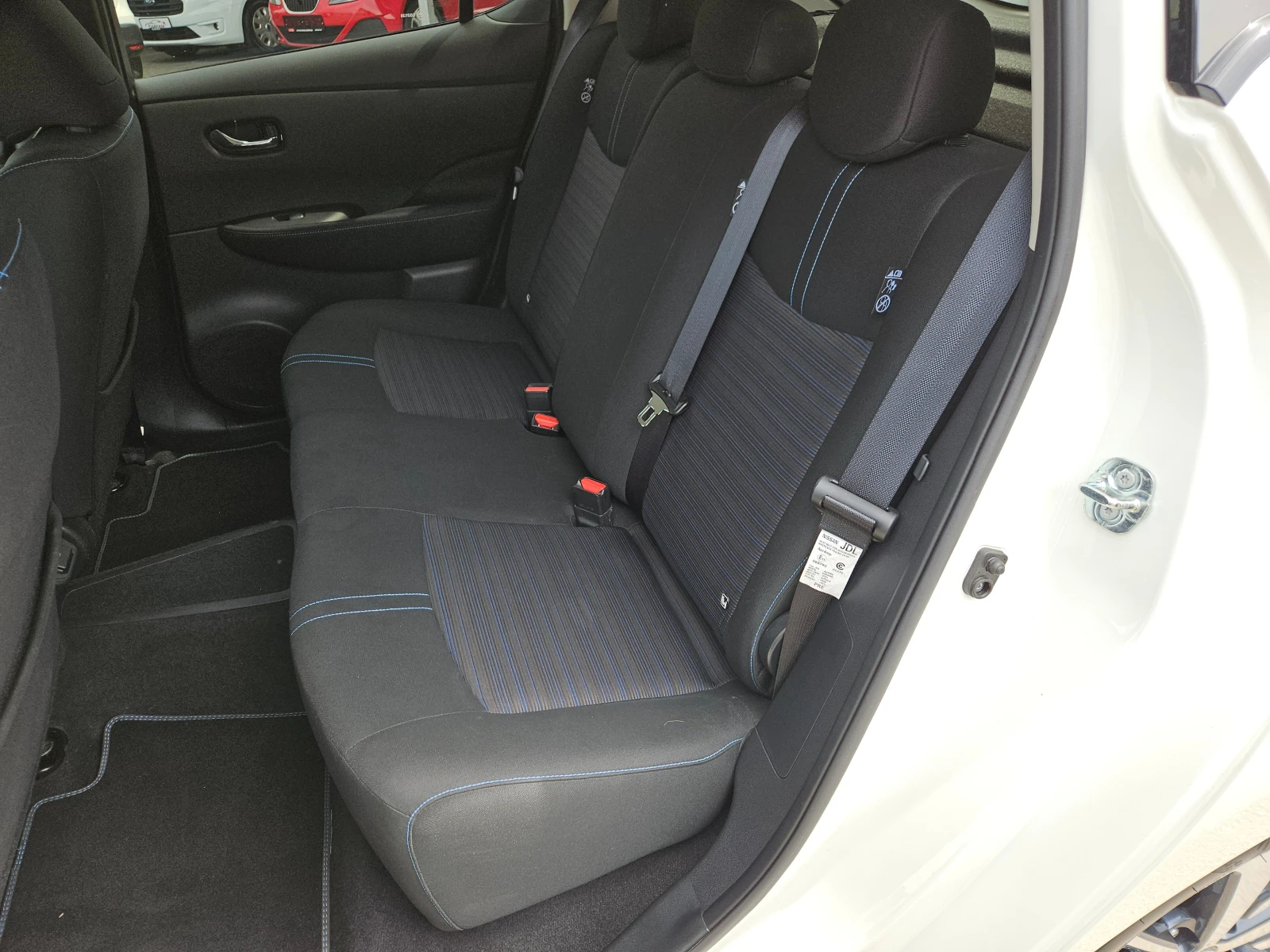 Nissan Leaf  ACENTA/SOH 100%/38600км/KEYLESS/DISTRONIC/CARPLAY, снимка 16 - Автомобили и джипове - 54606300