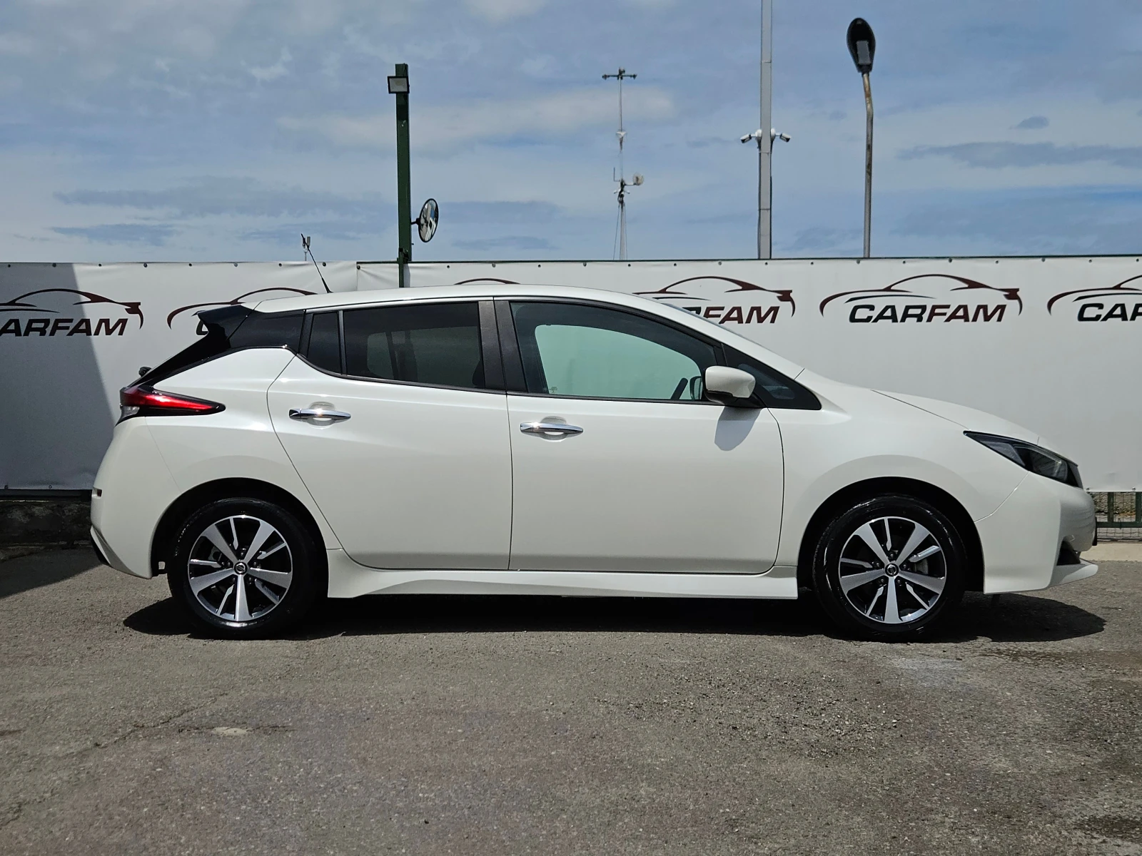 Nissan Leaf  ACENTA/SOH 100%/38600км/KEYLESS/DISTRONIC/CARPLAY, снимка 2 - Автомобили и джипове - 54606300