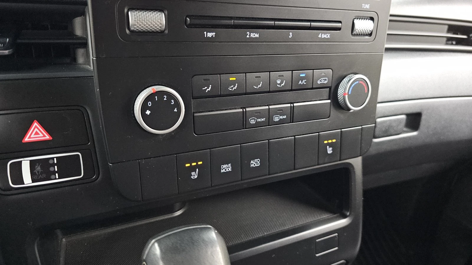 Hyundai Staria Modern* BLIND SPOT* ПОДГРЕВ ВОЛАН* КРАЙНА ЦЕНА, снимка 16 - Автомобили и джипове - 55367069