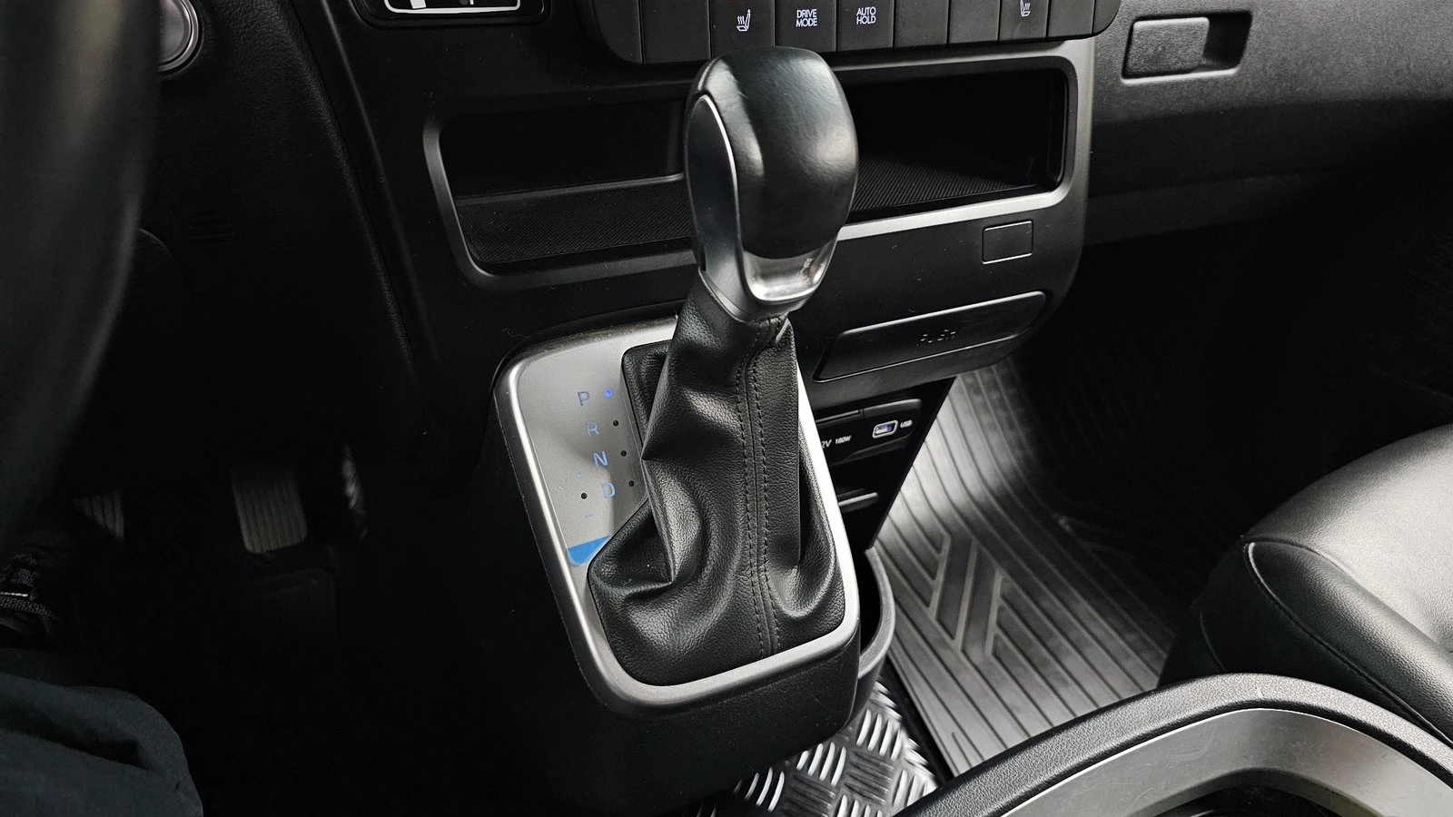 Hyundai Staria Modern* BLIND SPOT* ПОДГРЕВ ВОЛАН* КРАЙНА ЦЕНА, снимка 9 - Автомобили и джипове - 55367069
