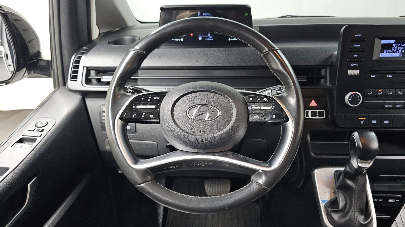 Hyundai Staria Modern* BLIND SPOT* ПОДГРЕВ ВОЛАН* КРАЙНА ЦЕНА, снимка 13 - Автомобили и джипове - 55367069