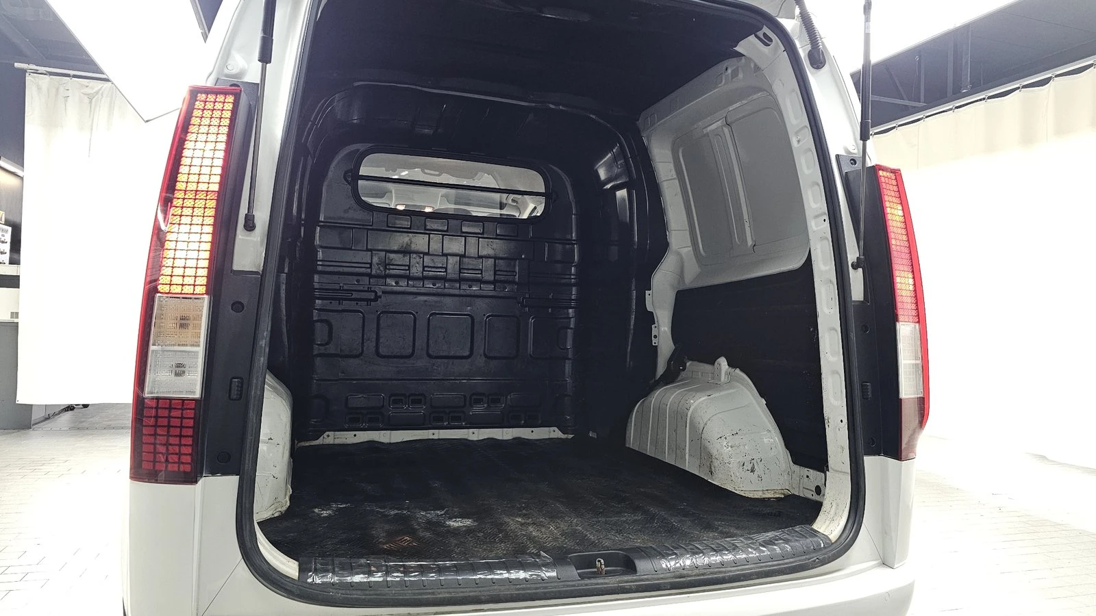 Hyundai Staria Modern* BLIND SPOT* ПОДГРЕВ ВОЛАН* КРАЙНА ЦЕНА, снимка 15 - Автомобили и джипове - 55367069