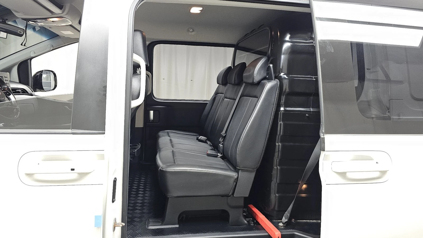 Hyundai Staria Modern* BLIND SPOT* ПОДГРЕВ ВОЛАН* КРАЙНА ЦЕНА, снимка 12 - Автомобили и джипове - 55367069