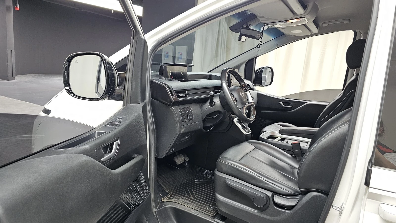 Hyundai Staria Modern* BLIND SPOT* ПОДГРЕВ ВОЛАН* КРАЙНА ЦЕНА, снимка 10 - Автомобили и джипове - 55367069