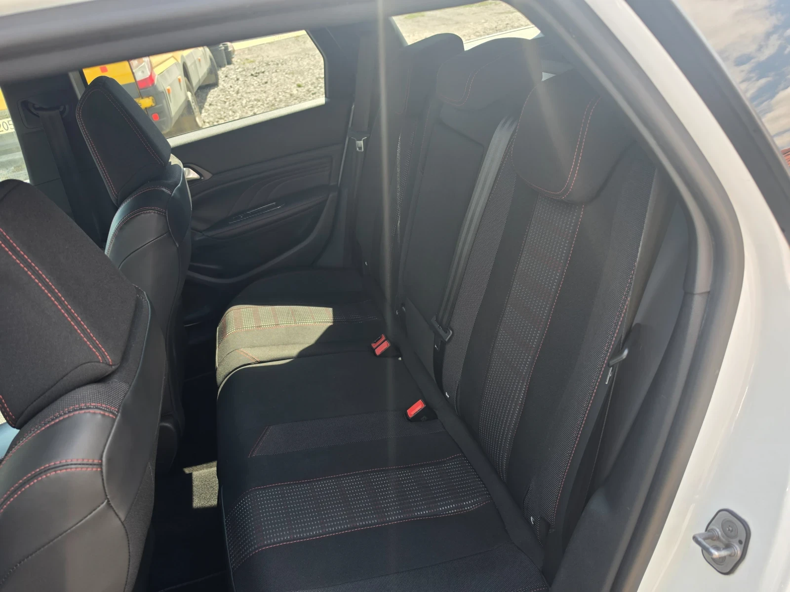Peugeot 308 1.6 BLUEHDI GT LINE * 120HP * NAV * LED * ЛИЗИНГ, снимка 12 - Автомобили и джипове - 55981473