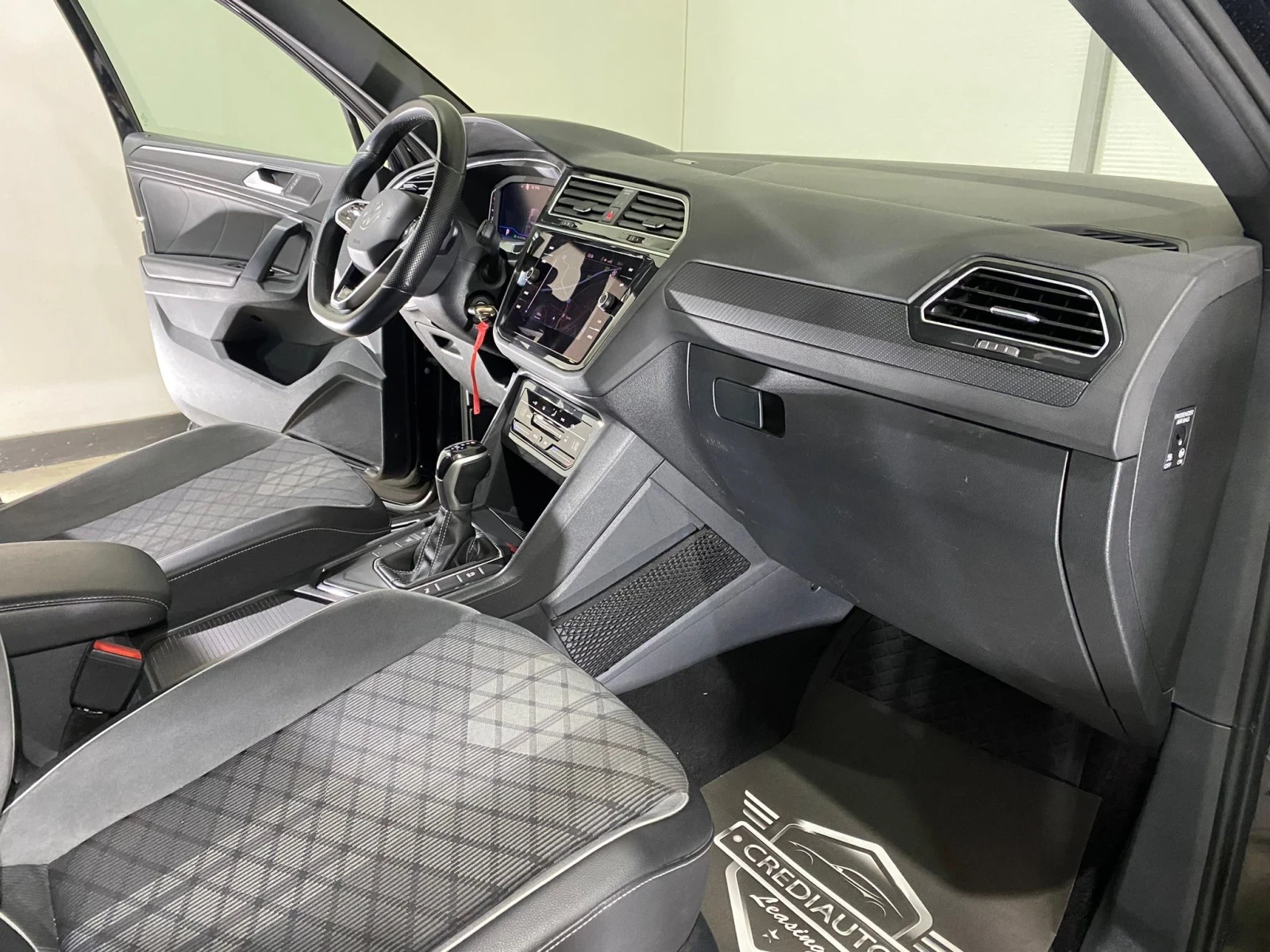 VW Tiguan 2.0 TDI * R-LINE * VIRTUAL COCKPIT* FULL  - изображение 9