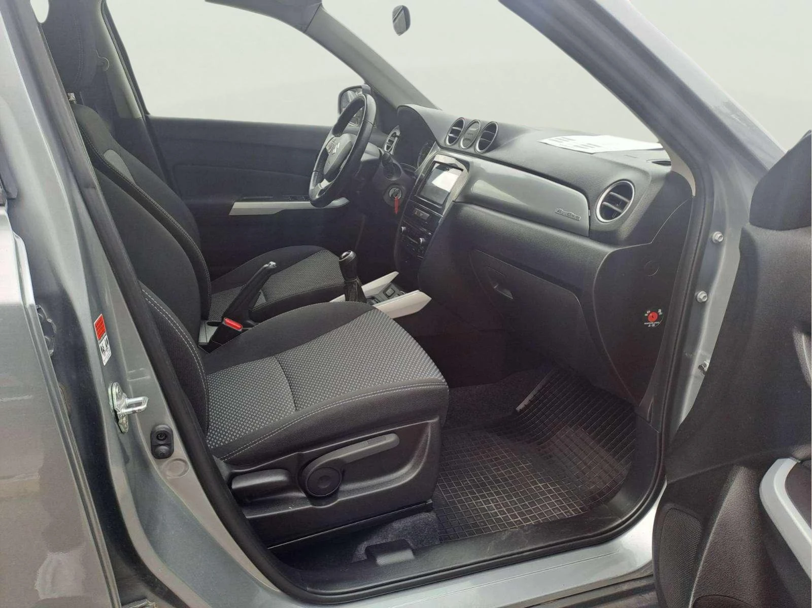 Suzuki Vitara 1.6, снимка 9 - Автомобили и джипове - 54541081