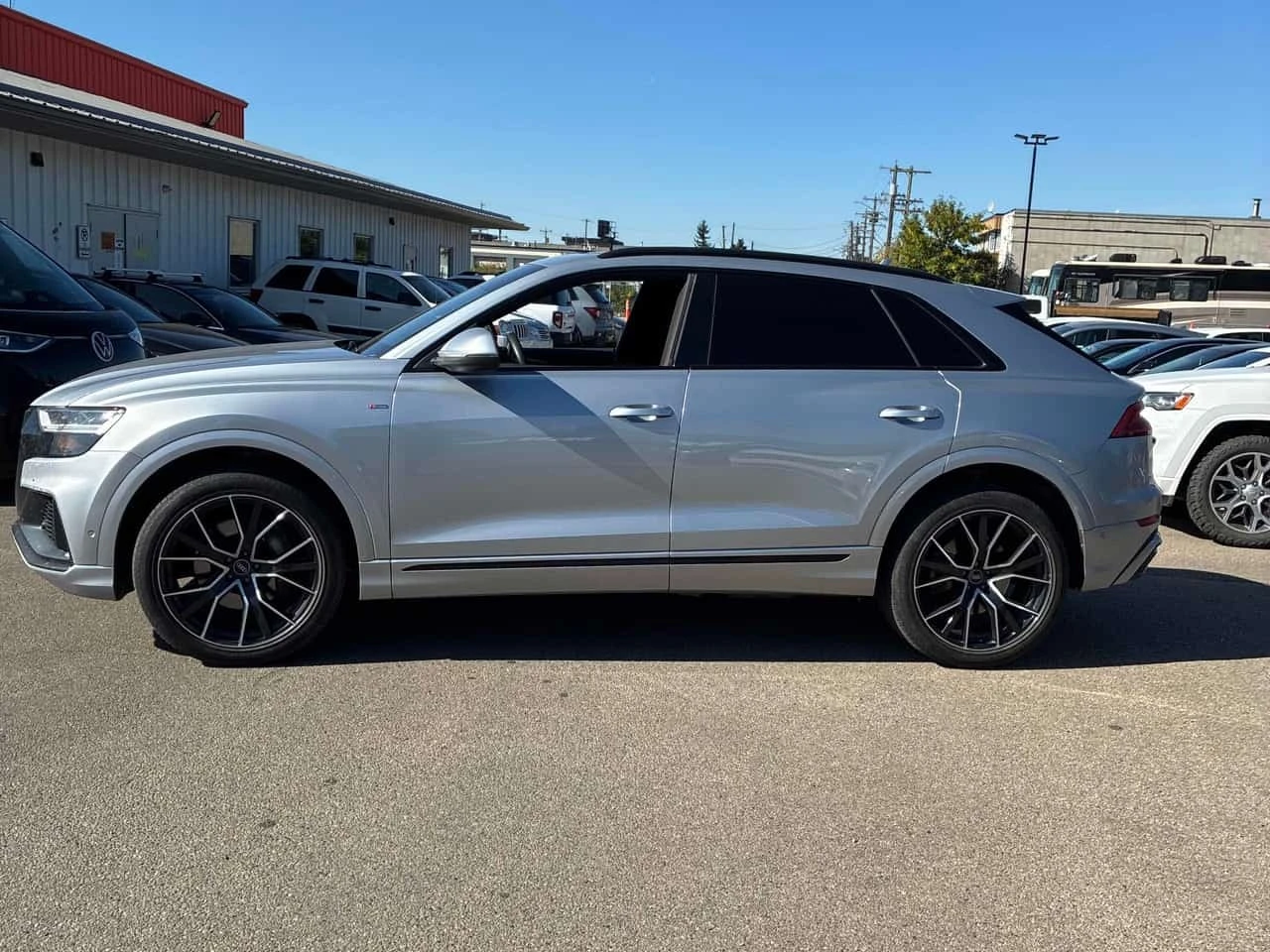 Audi Q8  Progressiv / 360 / Dis / Carfax / Автокредит , снимка 2 - Автомобили и джипове - 56263814