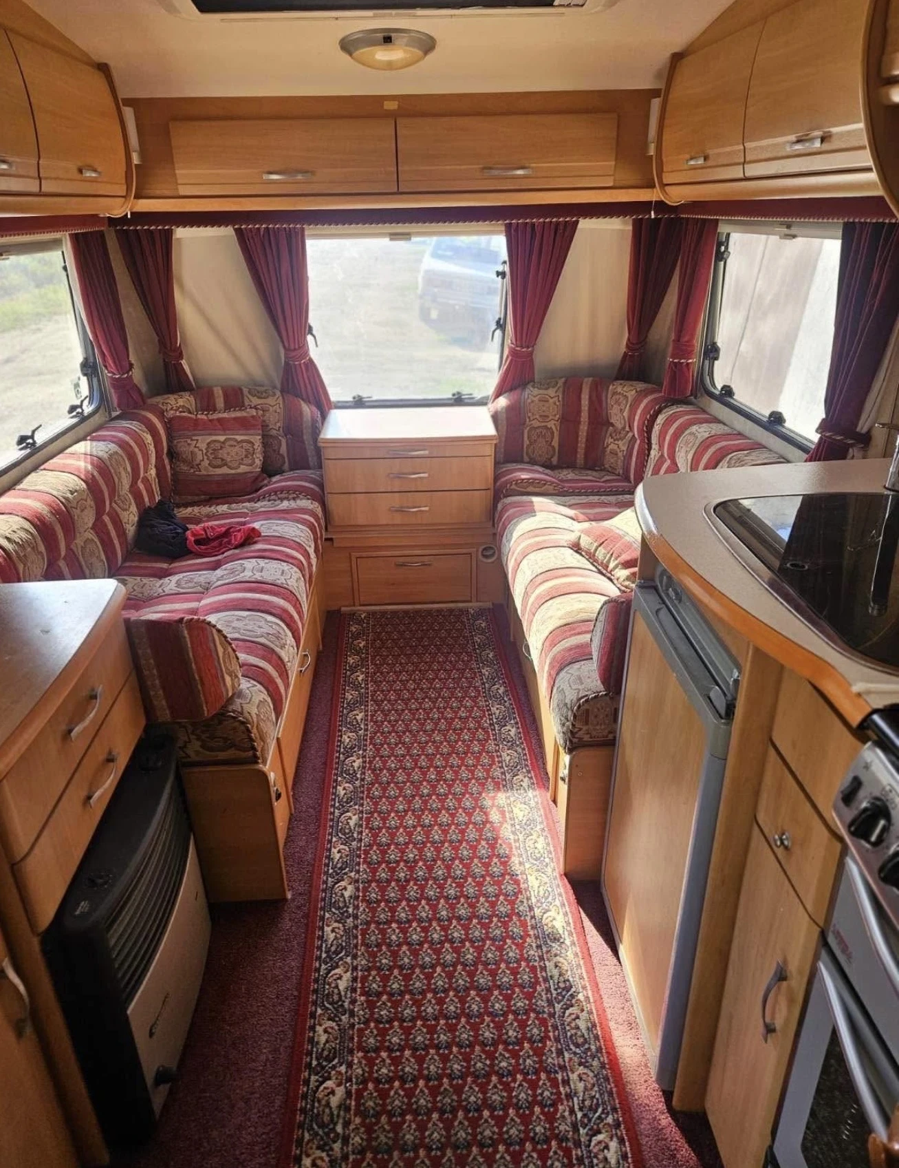 Каравана Adria Swift , снимка 3 - Каравани и кемпери - 53963272