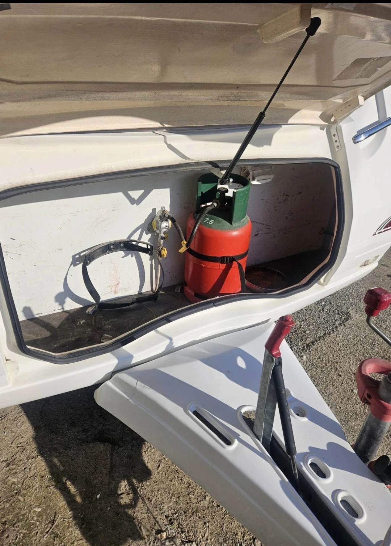 Каравана Adria Swift , снимка 6 - Каравани и кемпери - 53963272