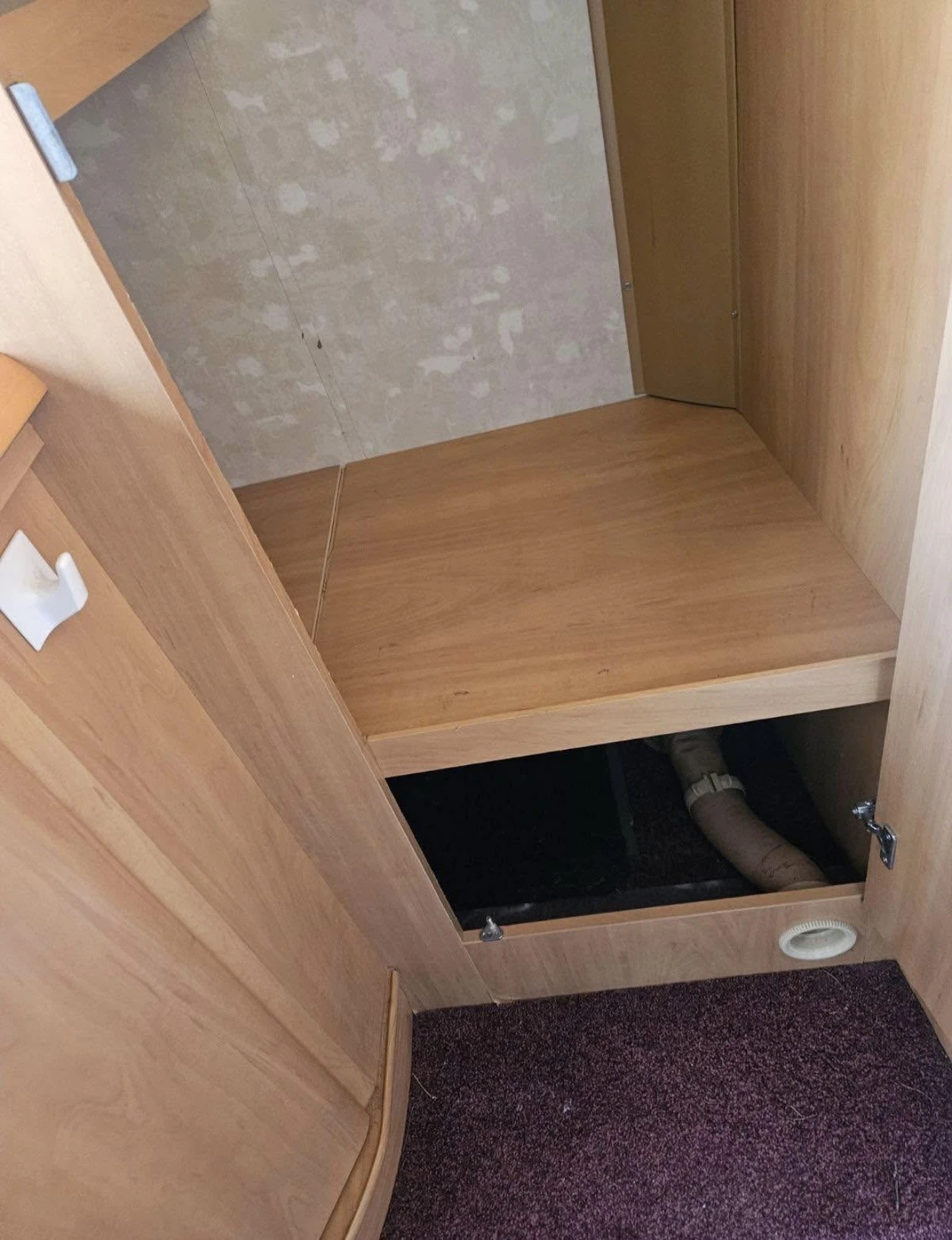 Каравана Adria Swift , снимка 4 - Каравани и кемпери - 53963272