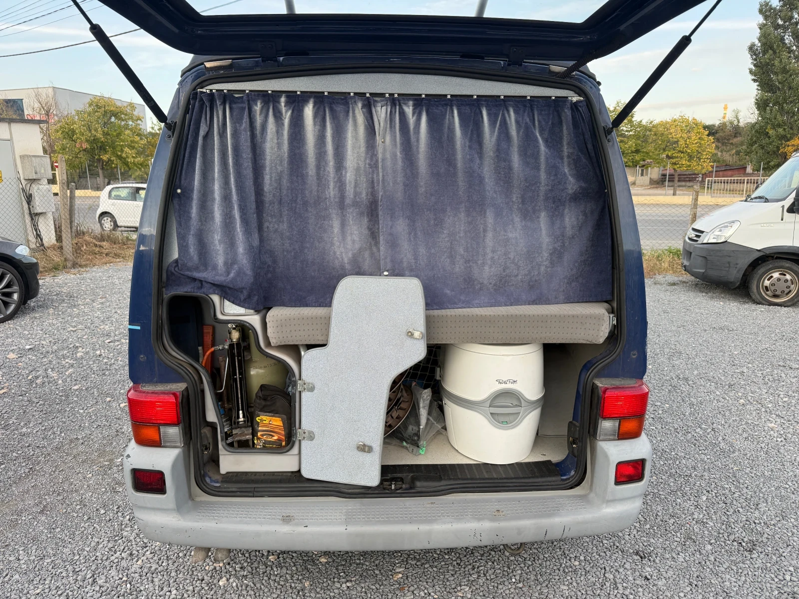 Кемпер VW T4 Carthago 2.5 TDI A/C, снимка 15 - Каравани и кемпери - 56209387