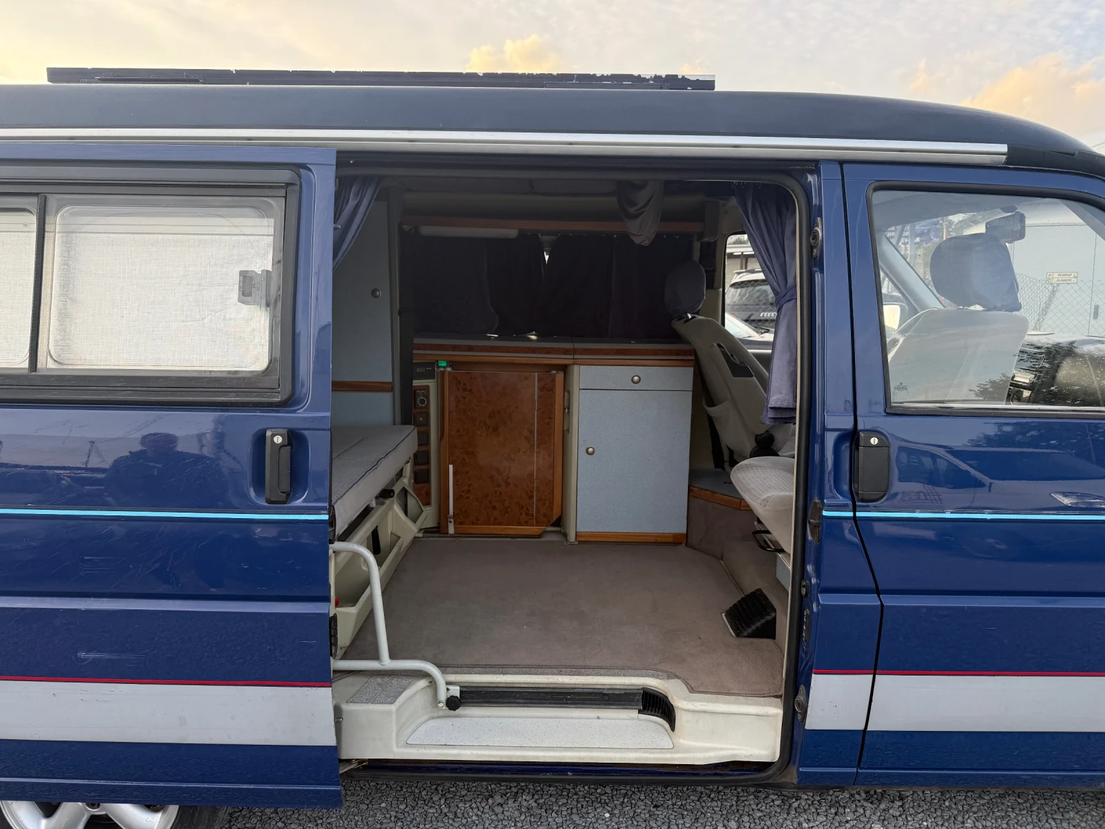 Кемпер VW T4 Carthago 2.5 TDI A/C, снимка 7 - Каравани и кемпери - 56209387