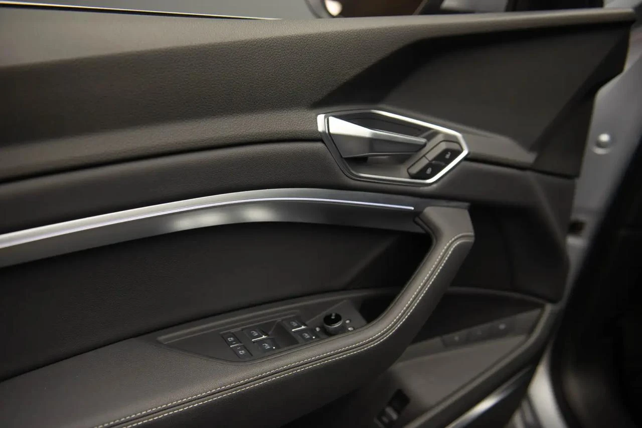 Audi E-Tron Tehnik* 360* Distronic* Обдух* Пано* B&O* Quattro, снимка 15 - Автомобили и джипове - 54333170