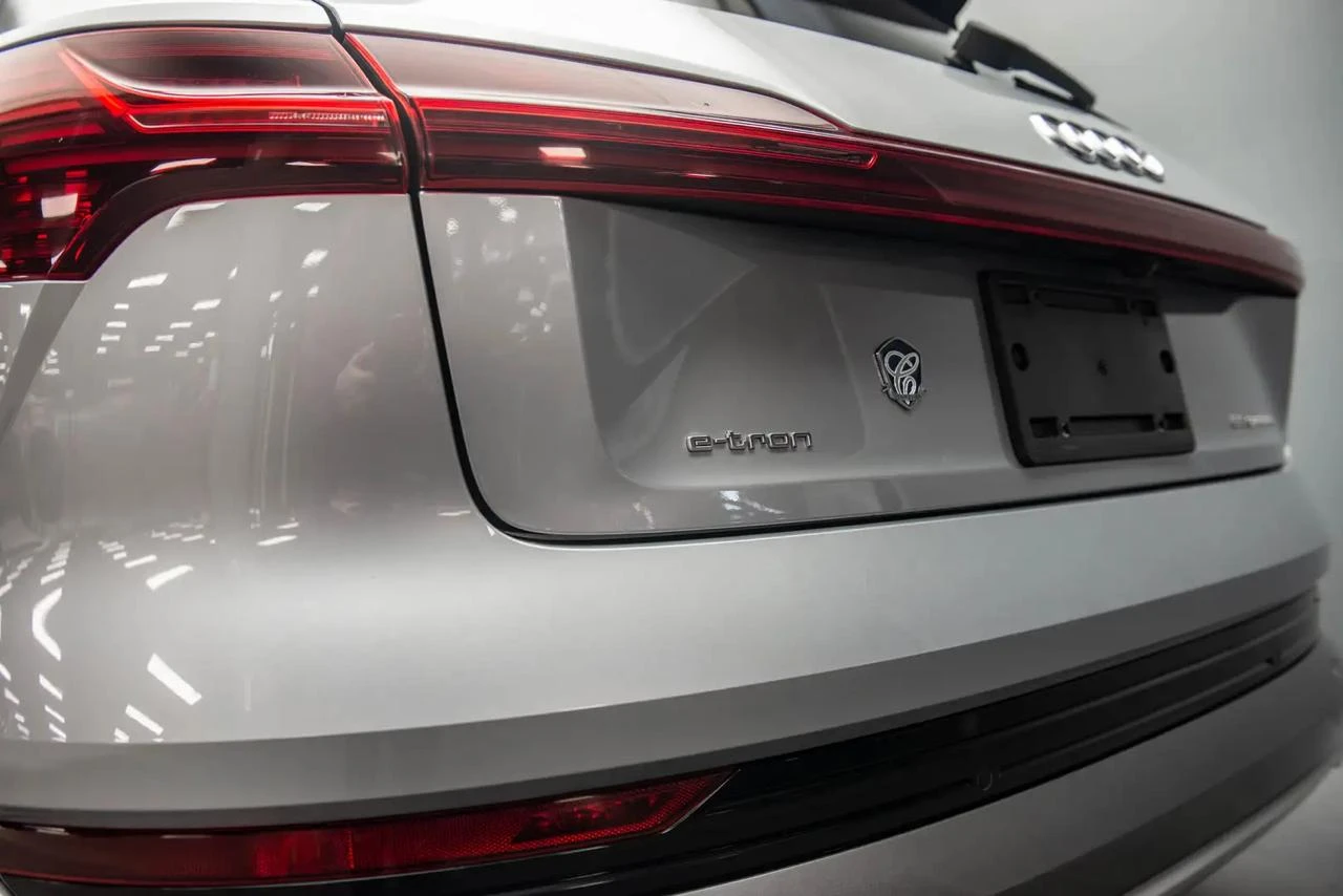 Audi E-Tron Tehnik* 360* Distronic* Обдух* Пано* B&O* Quattro, снимка 6 - Автомобили и джипове - 54333170