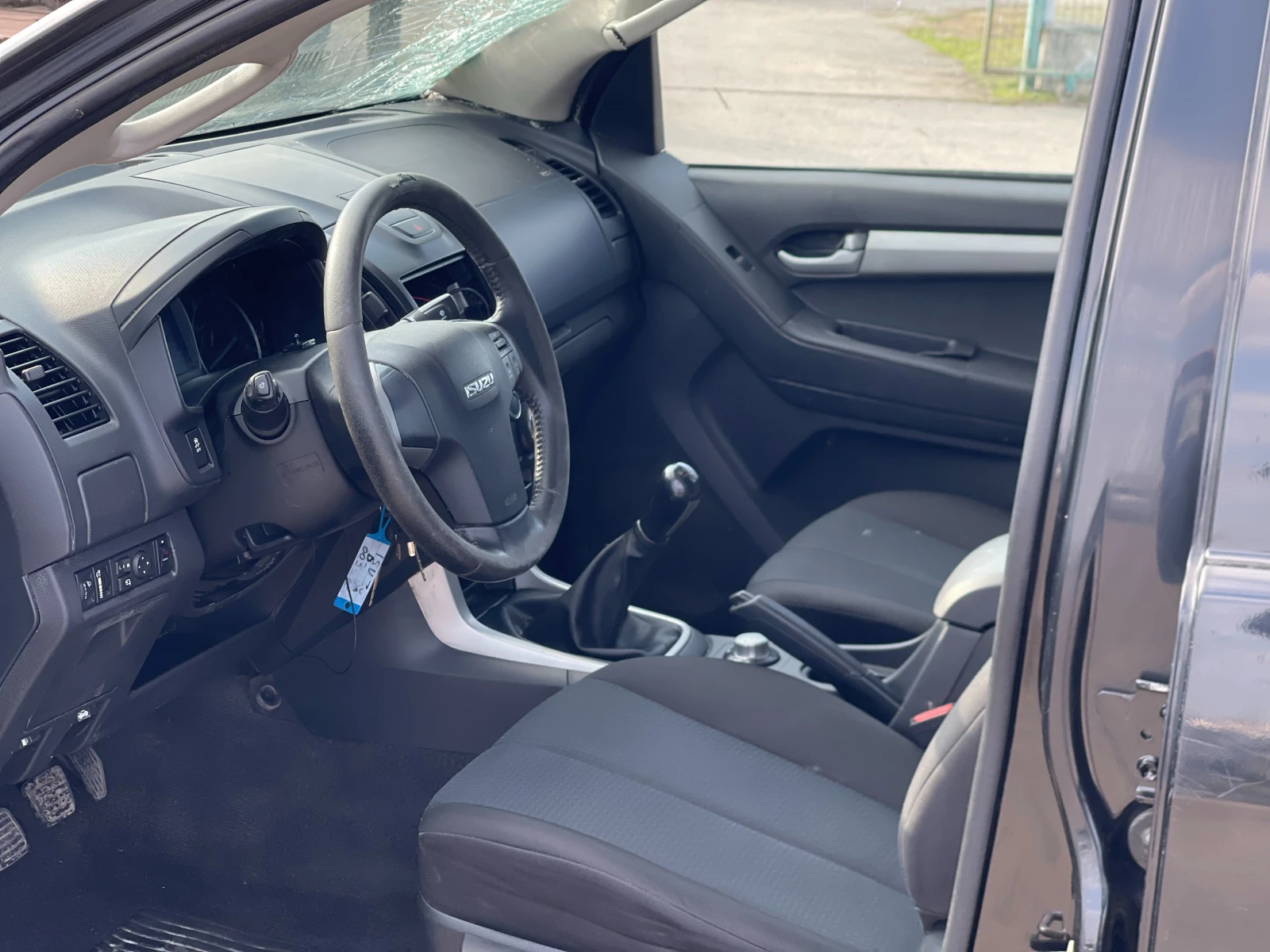 Isuzu D-max 2.5TDi 4x4, снимка 9 - Автомобили и джипове - 53860976