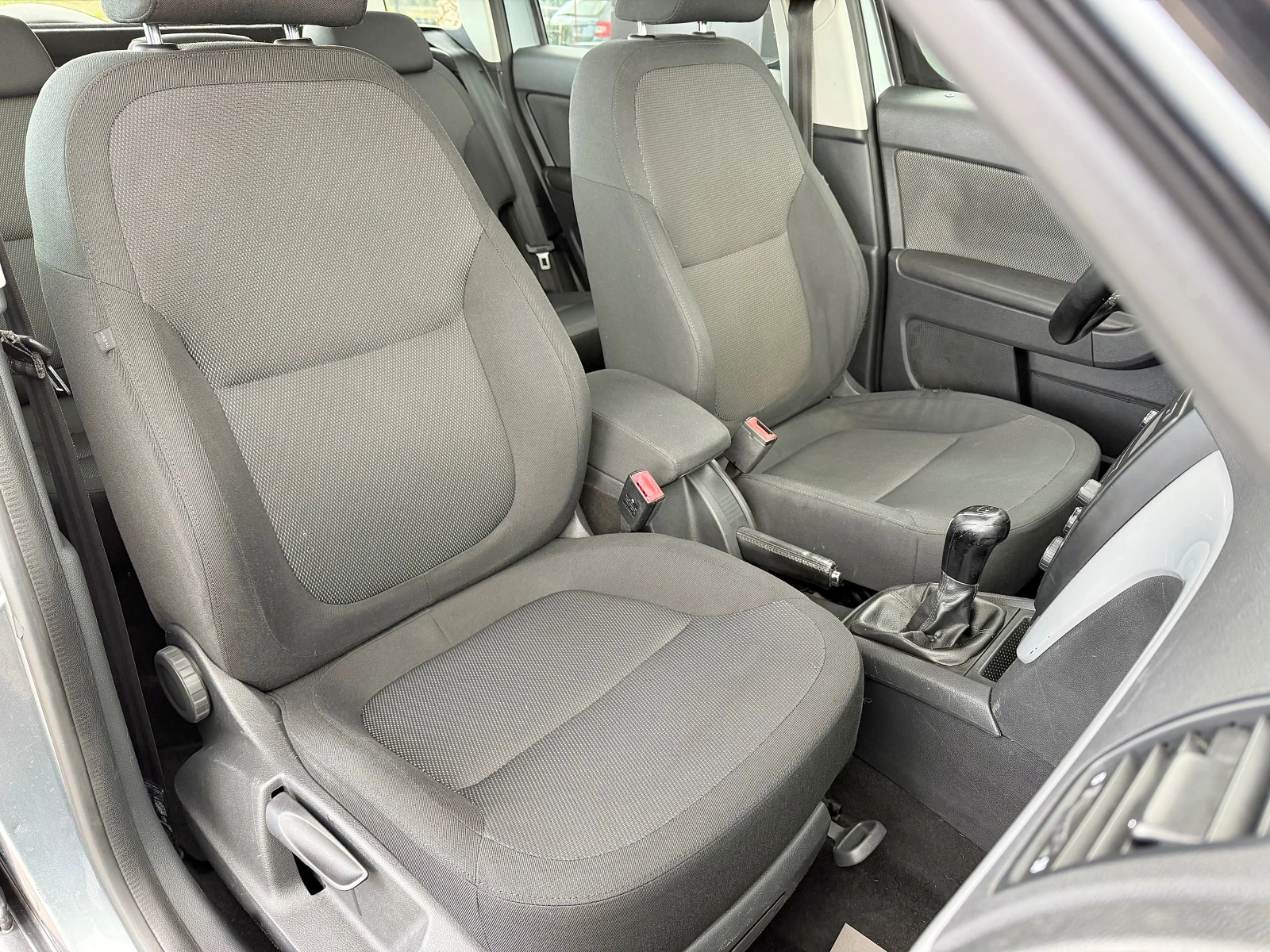 Skoda Yeti 1.6TDi , снимка 8 - Автомобили и джипове - 54092755