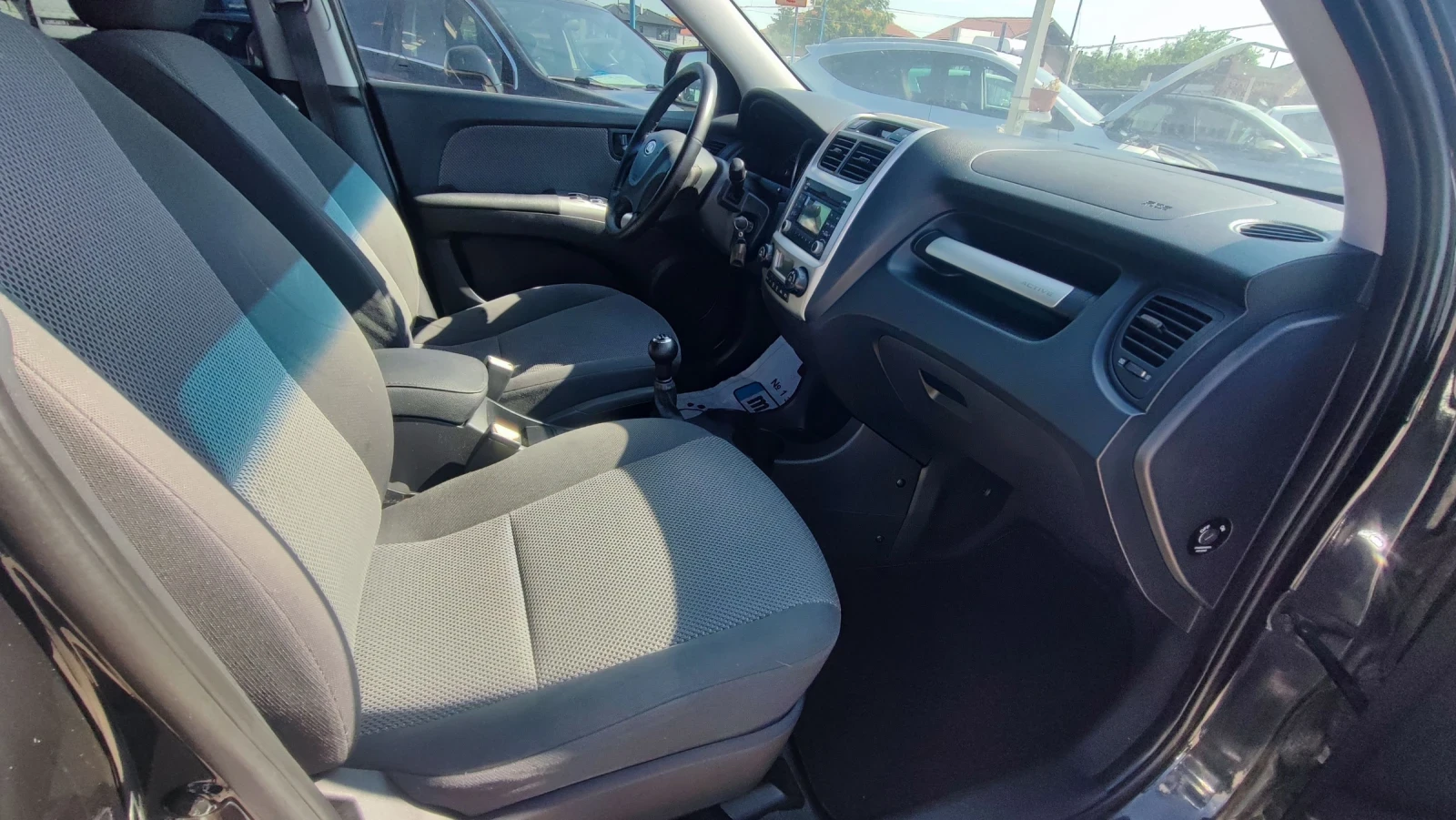 Kia Sportage 2.0i, снимка 13 - Автомобили и джипове - 55637490