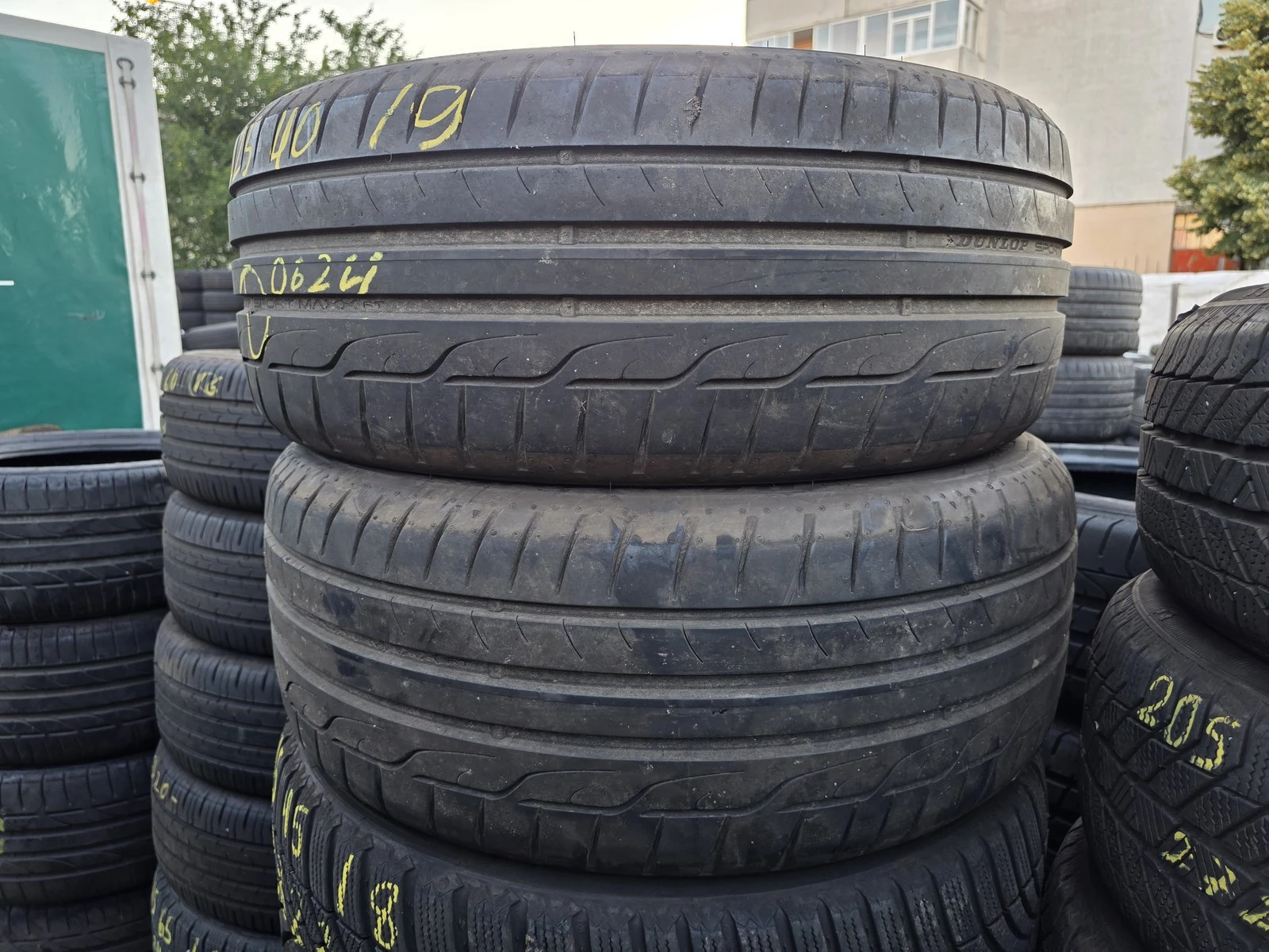 Гуми Летни 225/40R19, снимка 3 - Гуми и джанти - 56664441